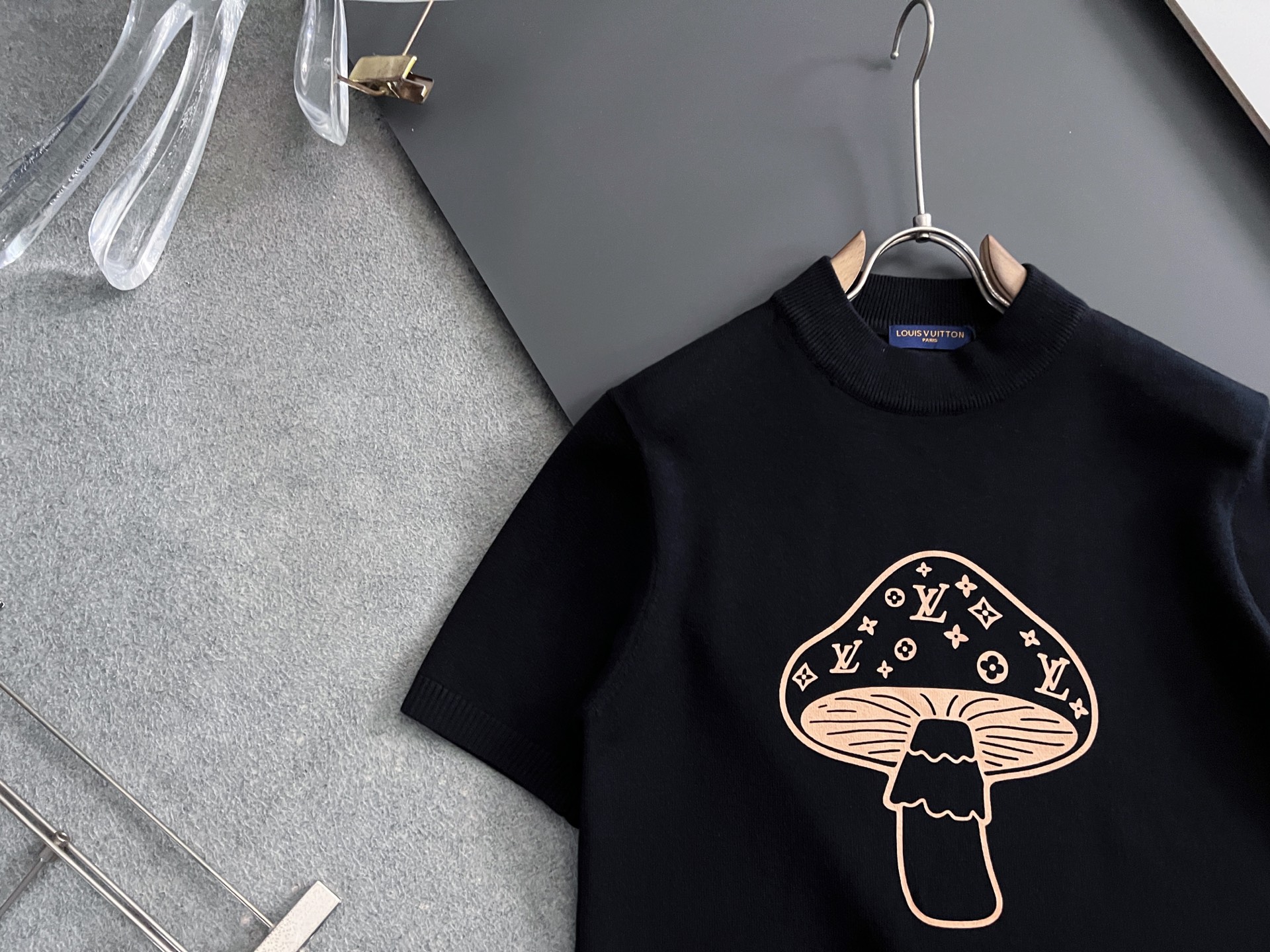 1V 2025秋冬针织短袖 ，都市时尚简单休闲版型，原汁原味的代工厂定制渠道，让你过目不忘的基础款，不挑