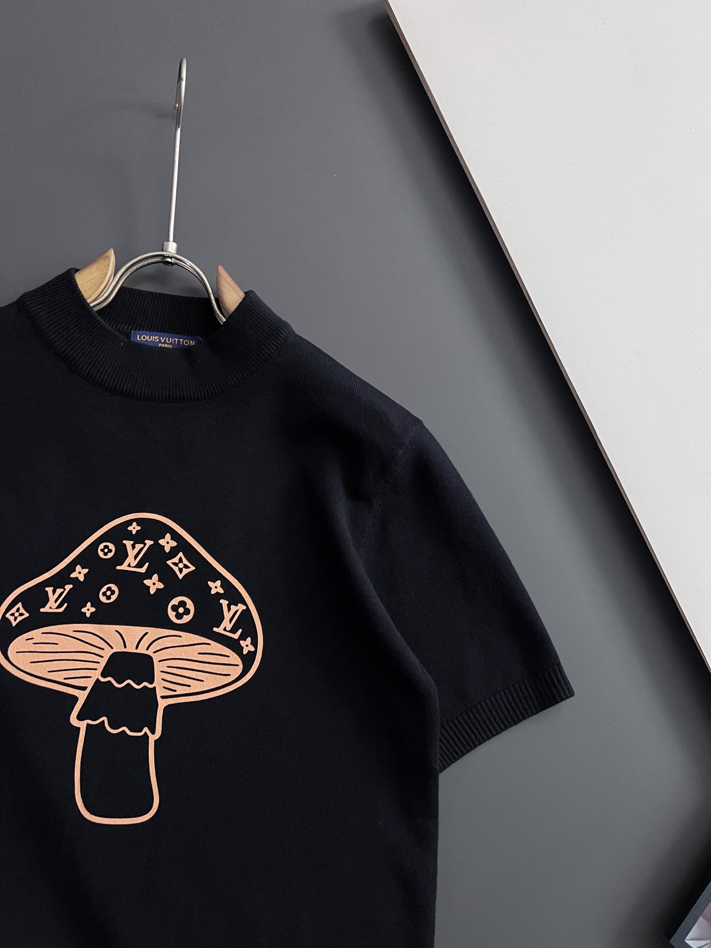 1V 2025秋冬针织短袖 ，都市时尚简单休闲版型，原汁原味的代工厂定制渠道，让你过目不忘的基础款，不挑