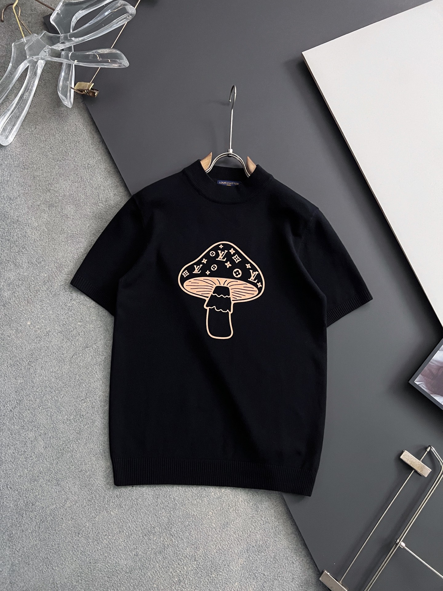 1V 2025秋冬针织短袖 ，都市时尚简单休闲版型，原汁原味的代工厂定制渠道，让你过目不忘的基础款，不挑