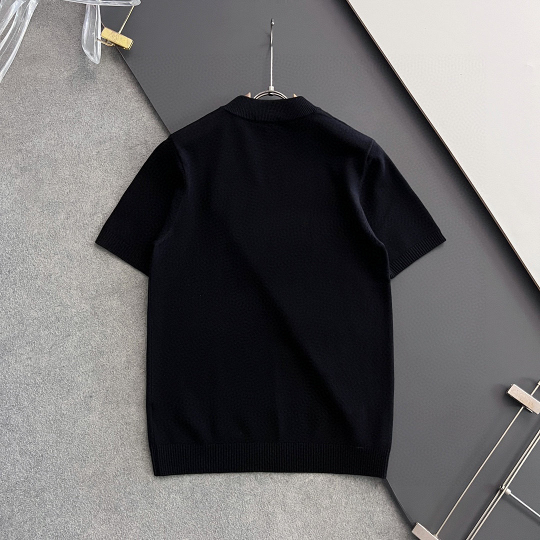 1V 2025秋冬针织短袖 ，都市时尚简单休闲版型，原汁原味的代工厂定制渠道，让你过目不忘的基础款，不挑