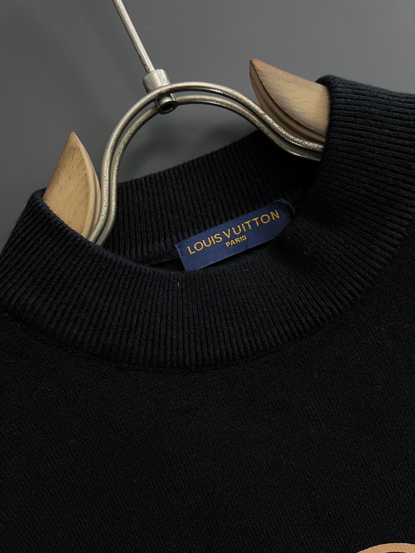 1V 2025秋冬针织短袖 ，都市时尚简单休闲版型，原汁原味的代工厂定制渠道，让你过目不忘的基础款，不挑