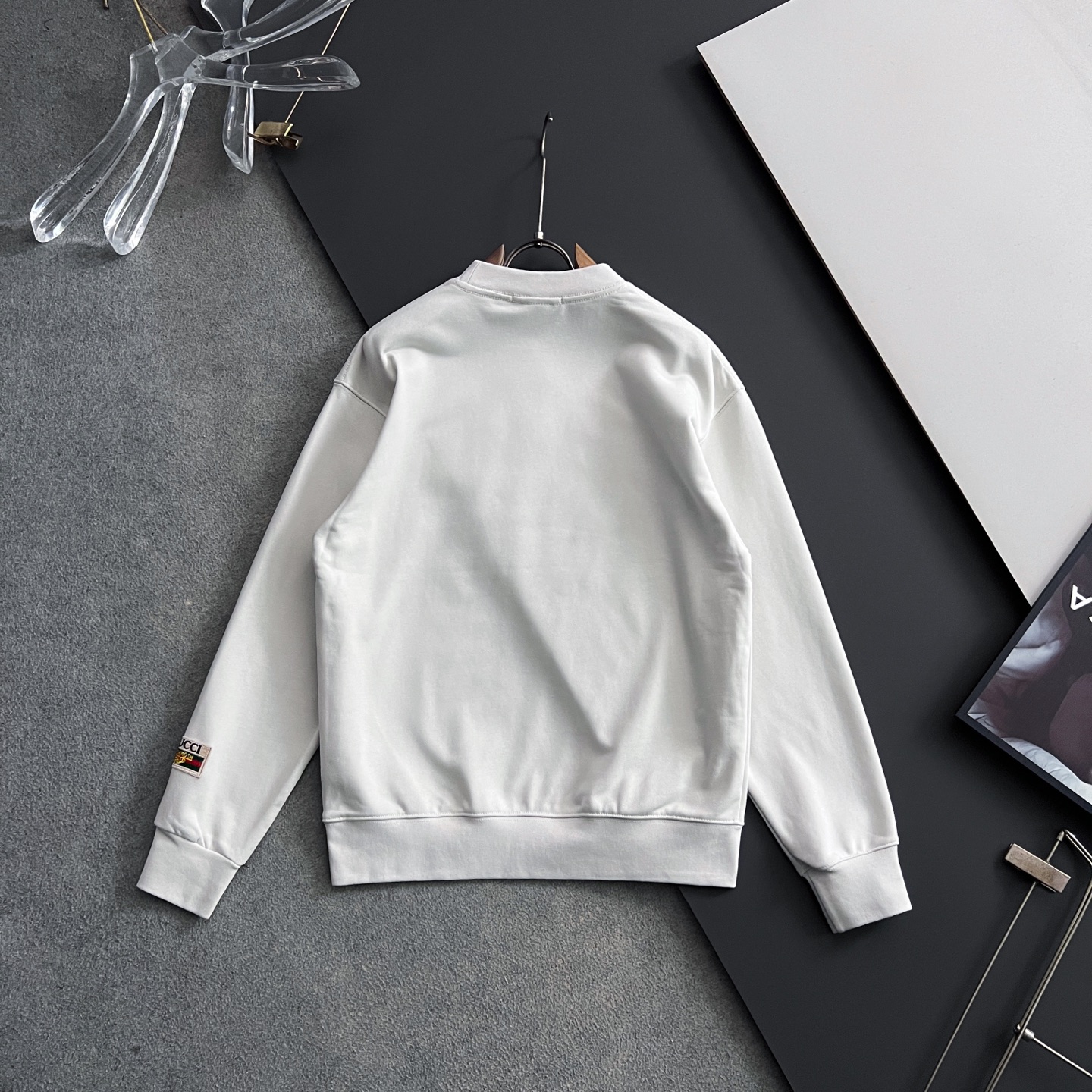 Gucc*🌟独家定制。 白灰色今年主打流行色超好看的色系，15年专业卫衣，无论是面料上还是版型上都是完美