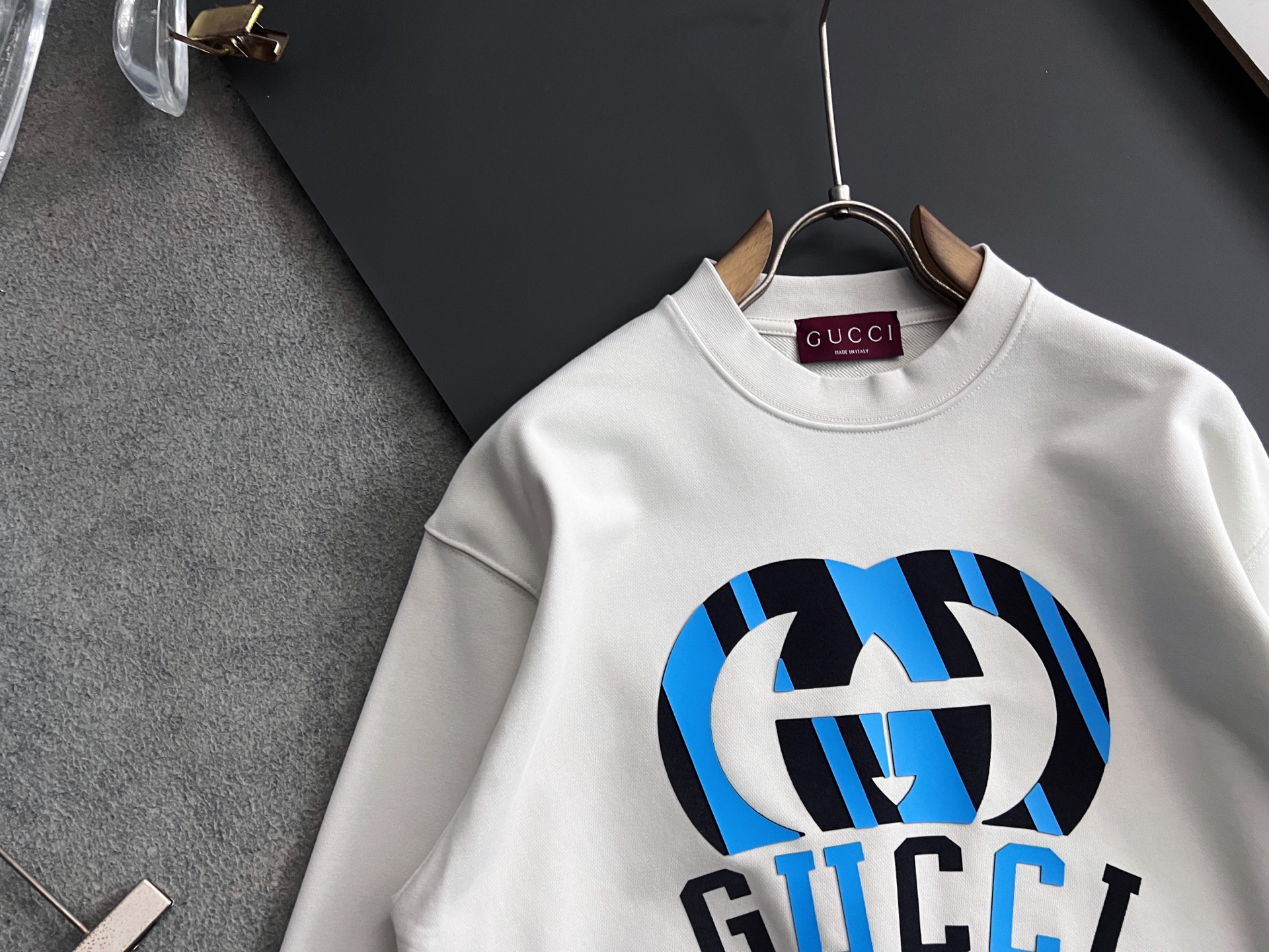 Gucc*🌟独家定制。 白灰色今年主打流行色超好看的色系，15年专业卫衣，无论是面料上还是版型上都是完美