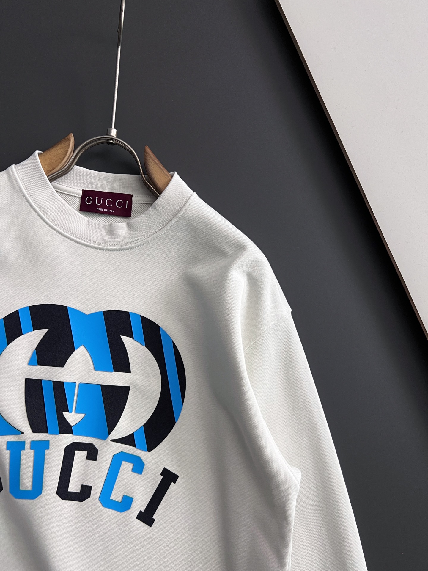 Gucc*🌟独家定制。 白灰色今年主打流行色超好看的色系，15年专业卫衣，无论是面料上还是版型上都是完美