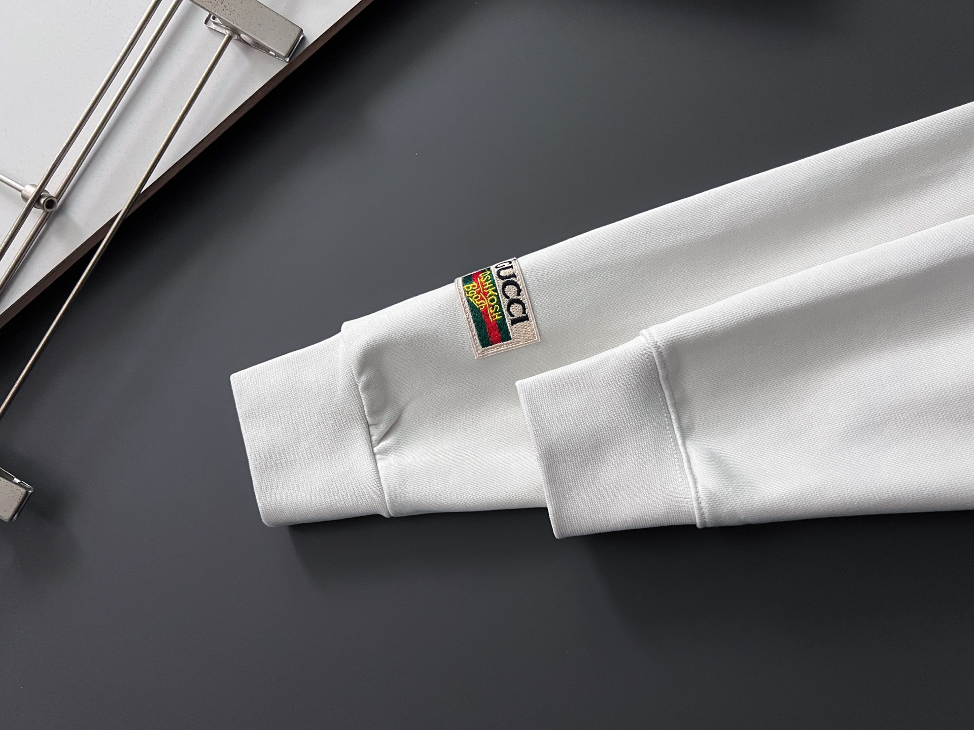 Gucc*🌟独家定制。 白灰色今年主打流行色超好看的色系，15年专业卫衣，无论是面料上还是版型上都是完美