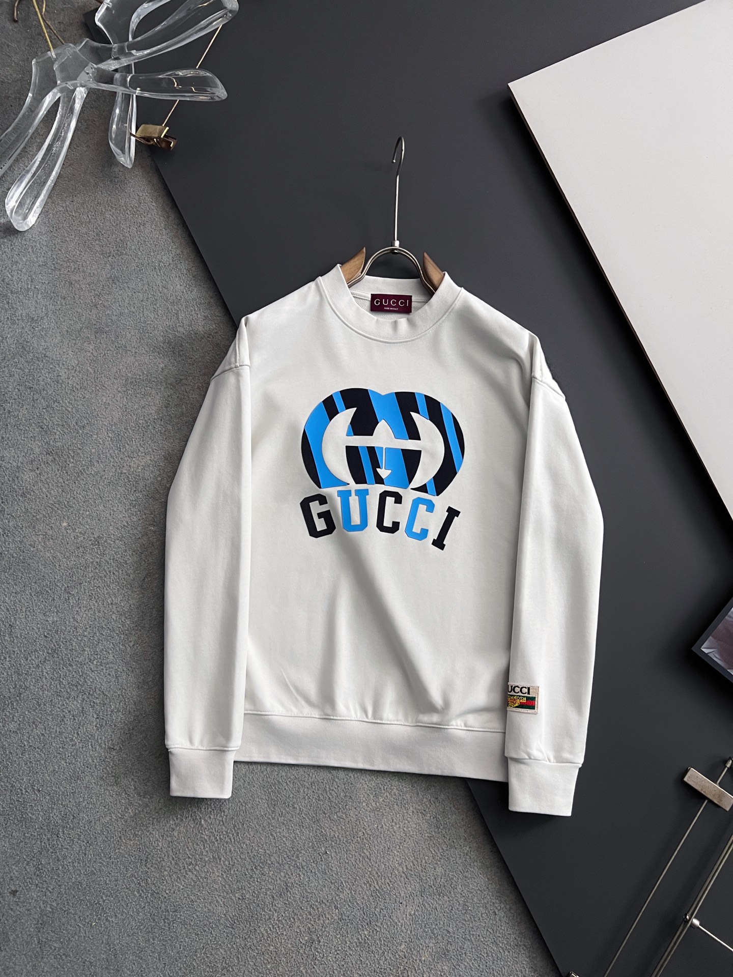 Gucc*🌟独家定制。 白灰色今年主打流行色超好看的色系，15年专业卫衣，无论是面料上还是版型上都是完美