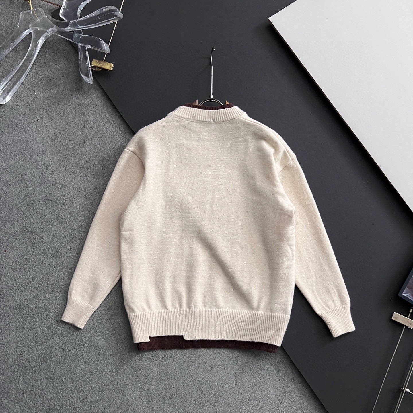 ）Prad*，2025秋冬最新款拼色假两件毛衣！意大利高密度针织，百搭毛衣，Logo标志刺绣！弹力修身版