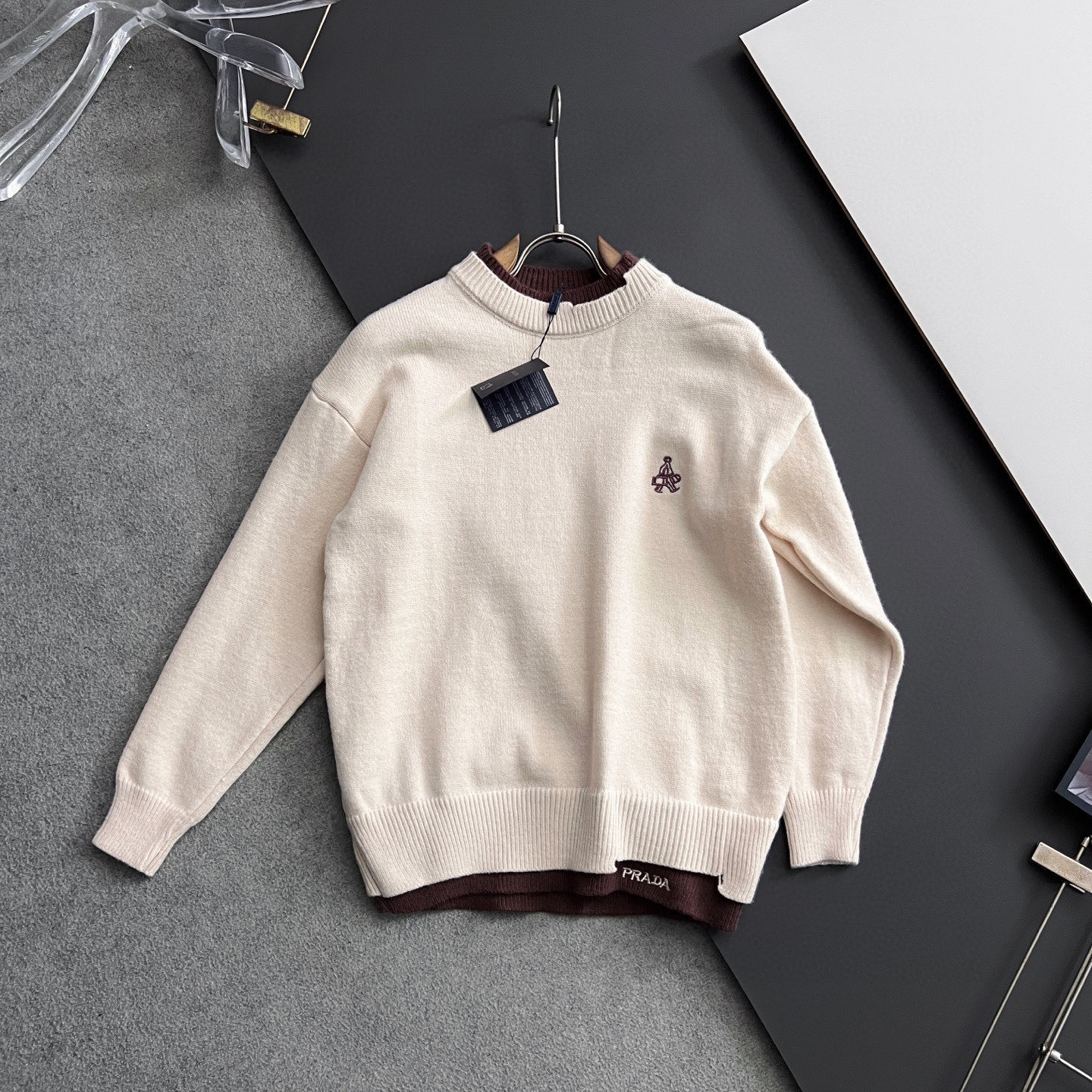 ）Prad*，2025秋冬最新款拼色假两件毛衣！意大利高密度针织，百搭毛衣，Logo标志刺绣！弹力修身版