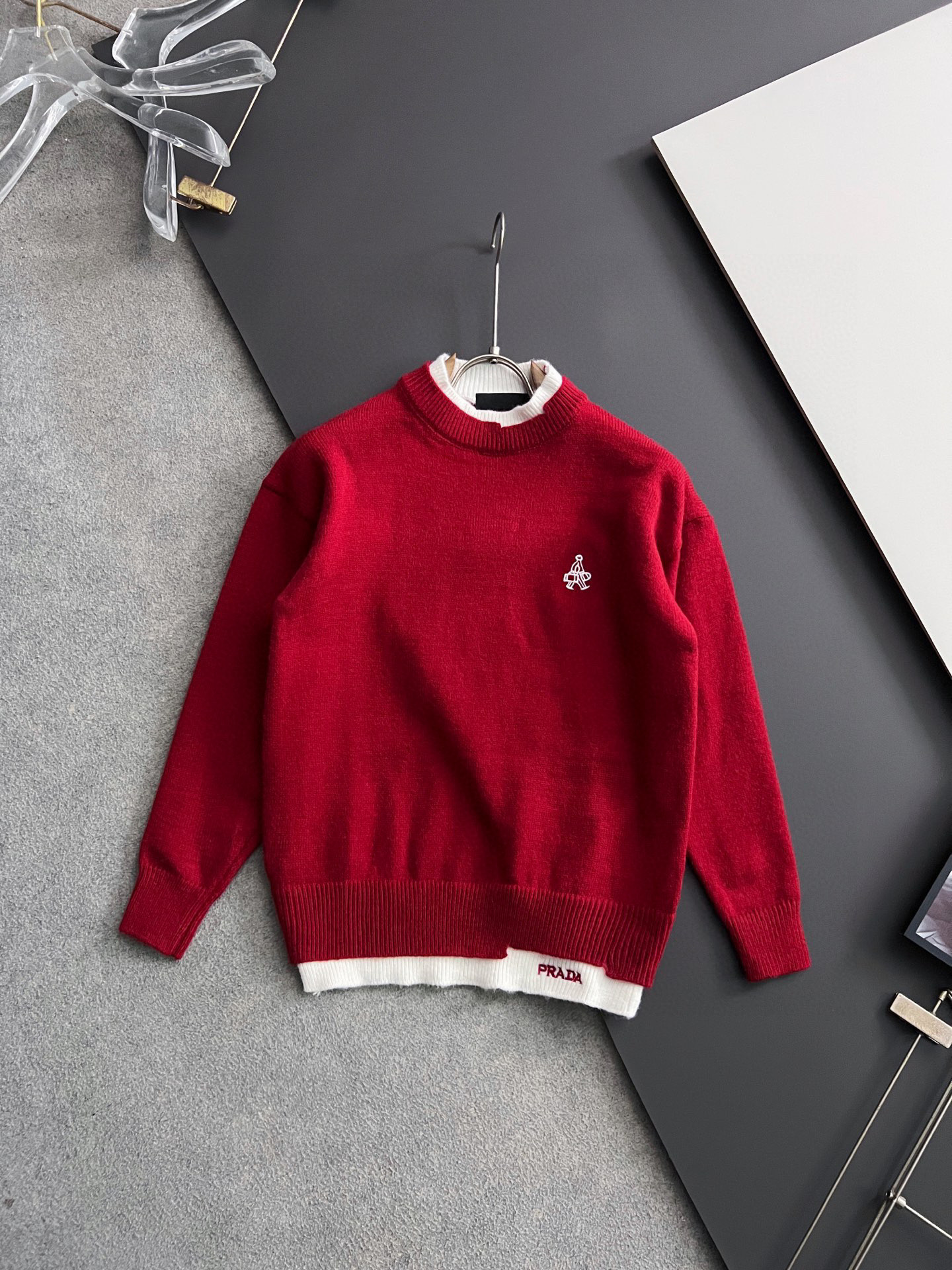 ）Prad*，2025秋冬最新款拼色假两件毛衣！意大利高密度针织，百搭毛衣，Logo标志刺绣！弹力修身版