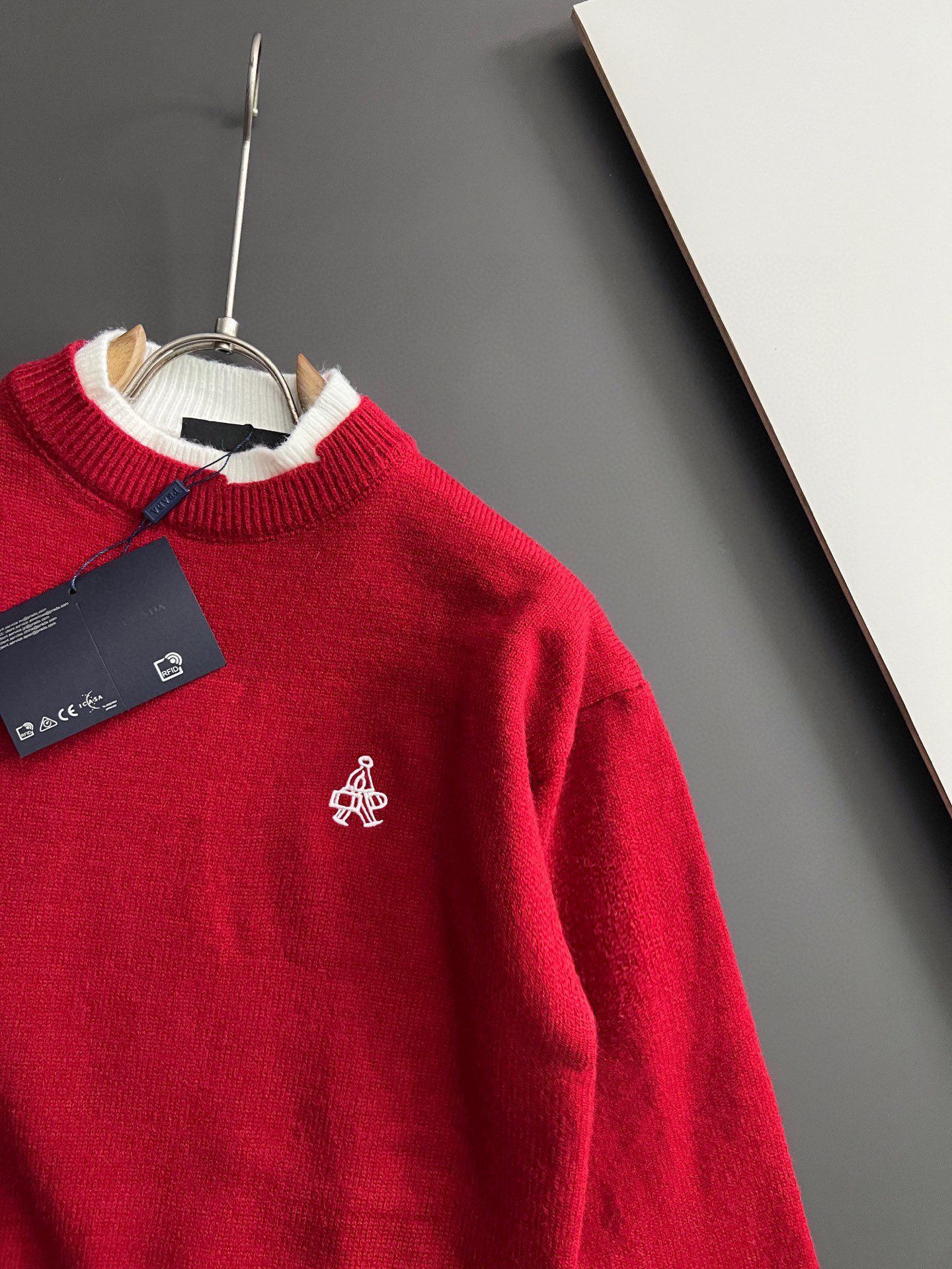 ）Prad*，2025秋冬最新款拼色假两件毛衣！意大利高密度针织，百搭毛衣，Logo标志刺绣！弹力修身版