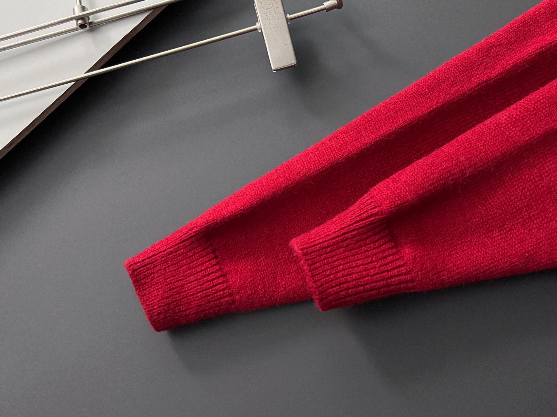 ）Prad*，2025秋冬最新款拼色假两件毛衣！意大利高密度针织，百搭毛衣，Logo标志刺绣！弹力修身版