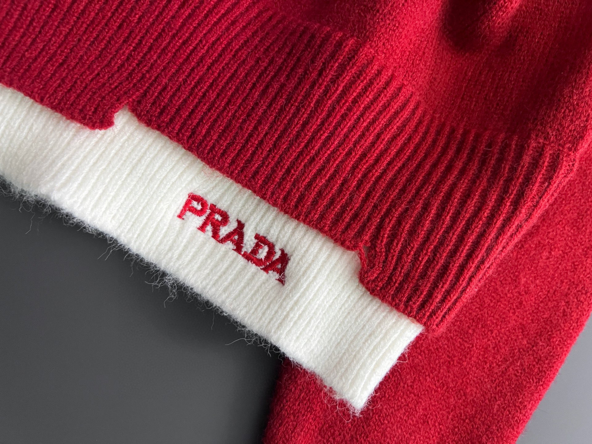 ）Prad*，2025秋冬最新款拼色假两件毛衣！意大利高密度针织，百搭毛衣，Logo标志刺绣！弹力修身版