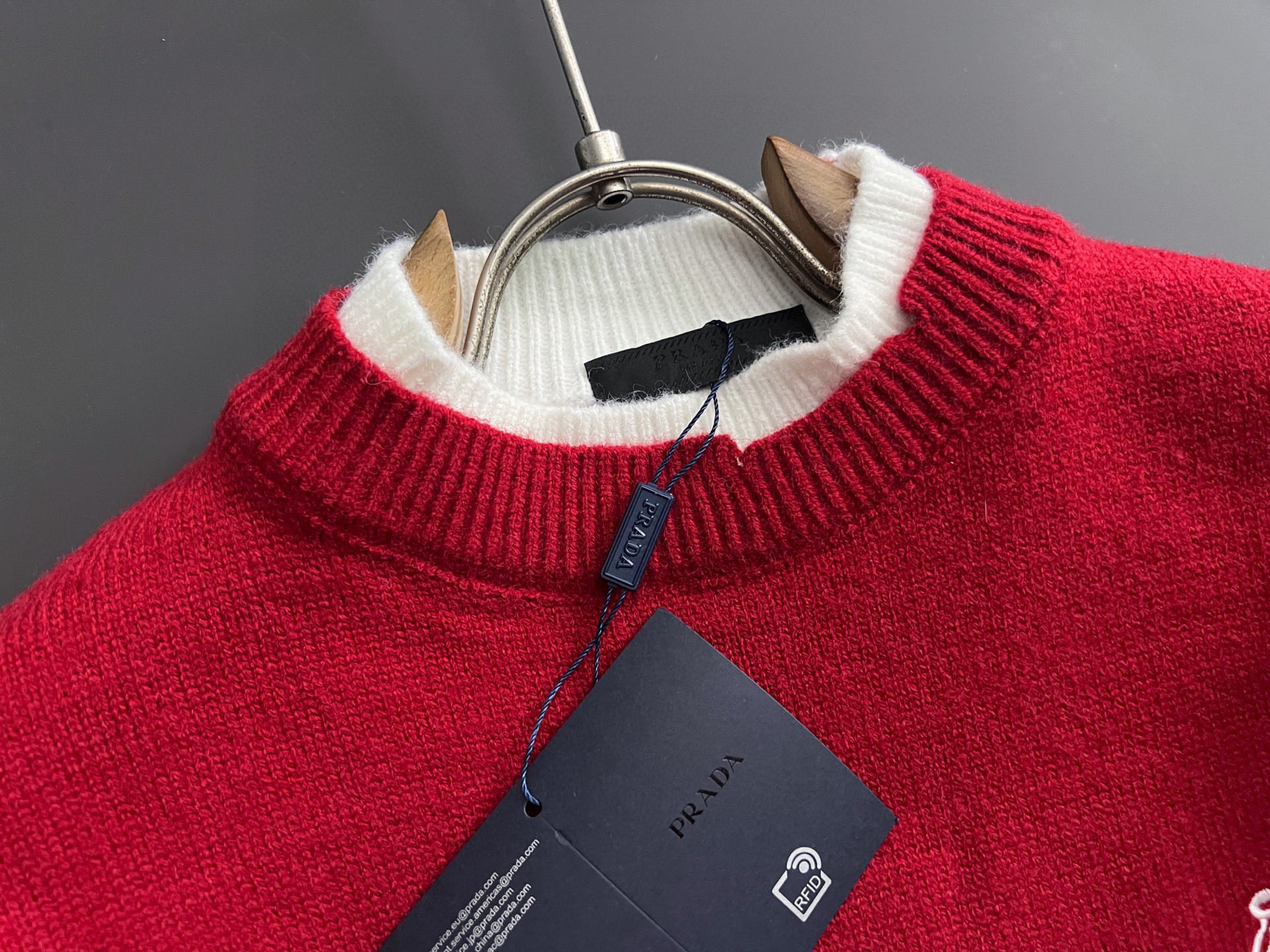 ）Prad*，2025秋冬最新款拼色假两件毛衣！意大利高密度针织，百搭毛衣，Logo标志刺绣！弹力修身版