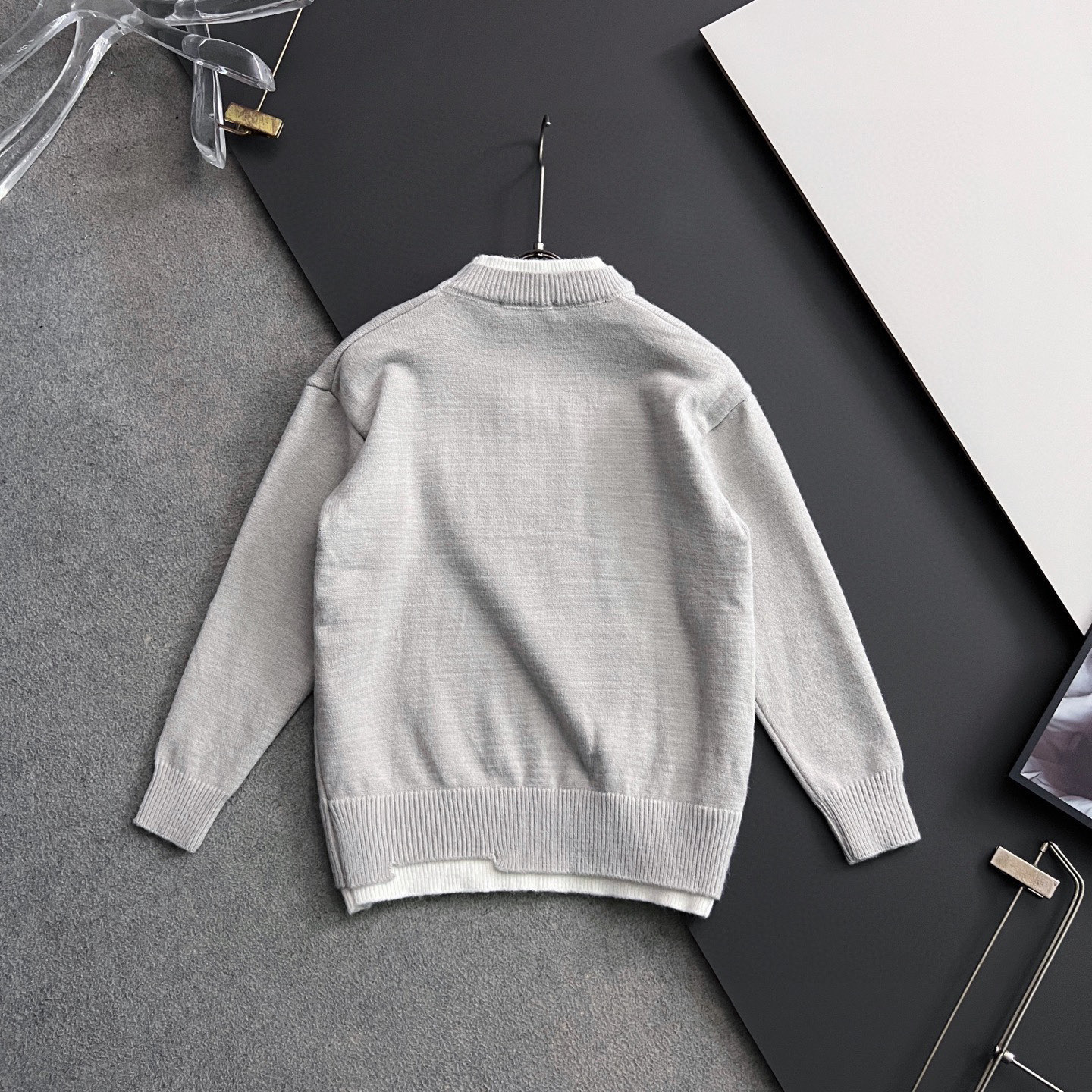 ）Prad*，2025秋冬最新款拼色假两件毛衣！意大利高密度针织，百搭毛衣，Logo标志刺绣！弹力修身版