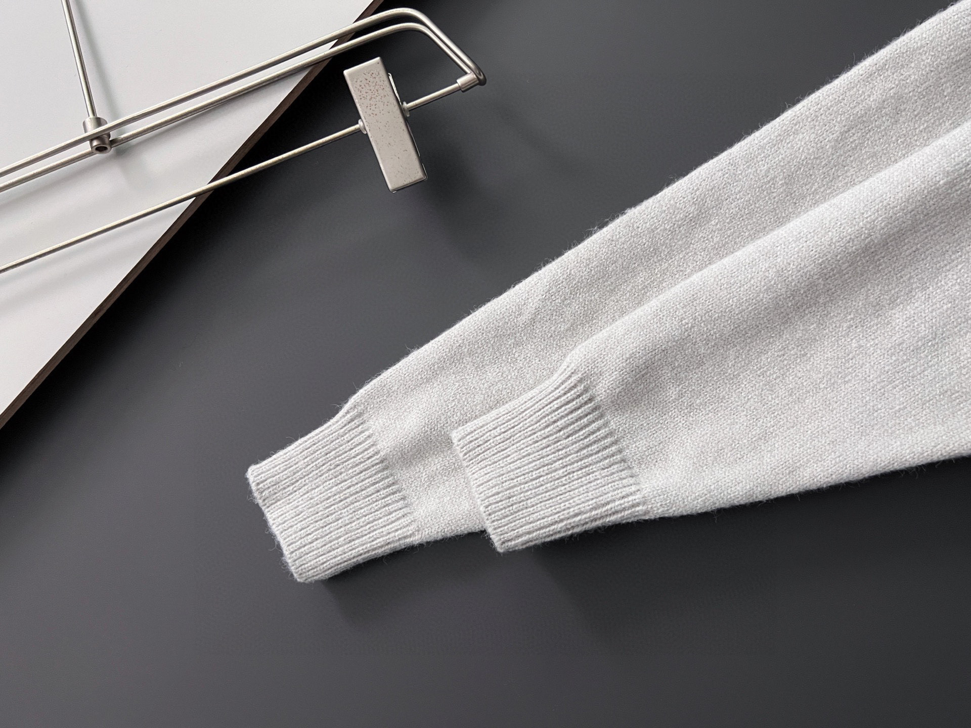 ）Prad*，2025秋冬最新款拼色假两件毛衣！意大利高密度针织，百搭毛衣，Logo标志刺绣！弹力修身版