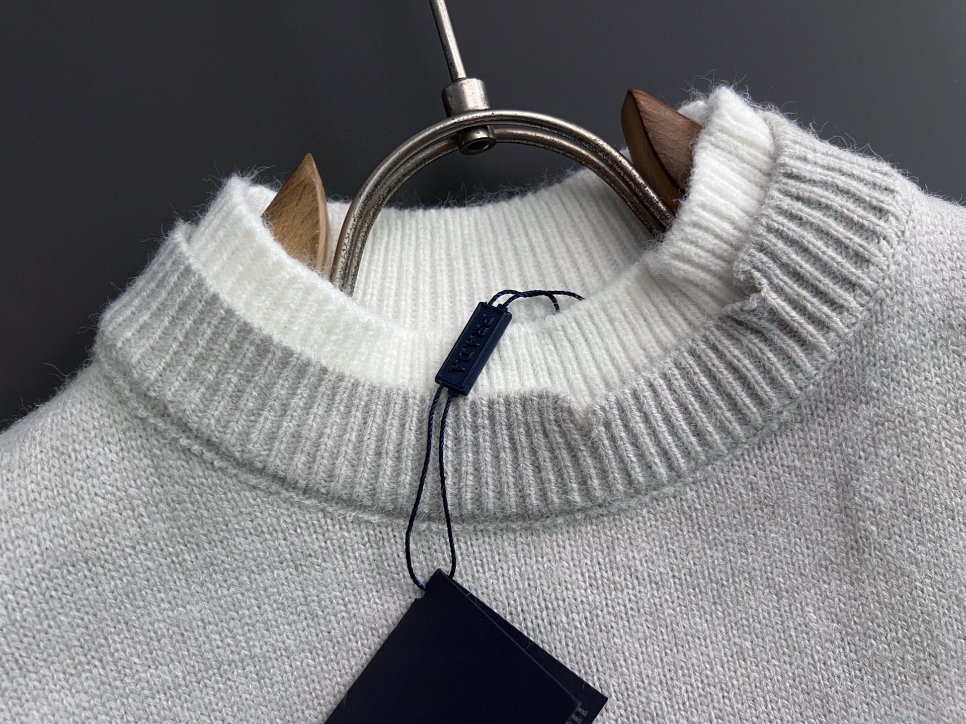 ）Prad*，2025秋冬最新款拼色假两件毛衣！意大利高密度针织，百搭毛衣，Logo标志刺绣！弹力修身版