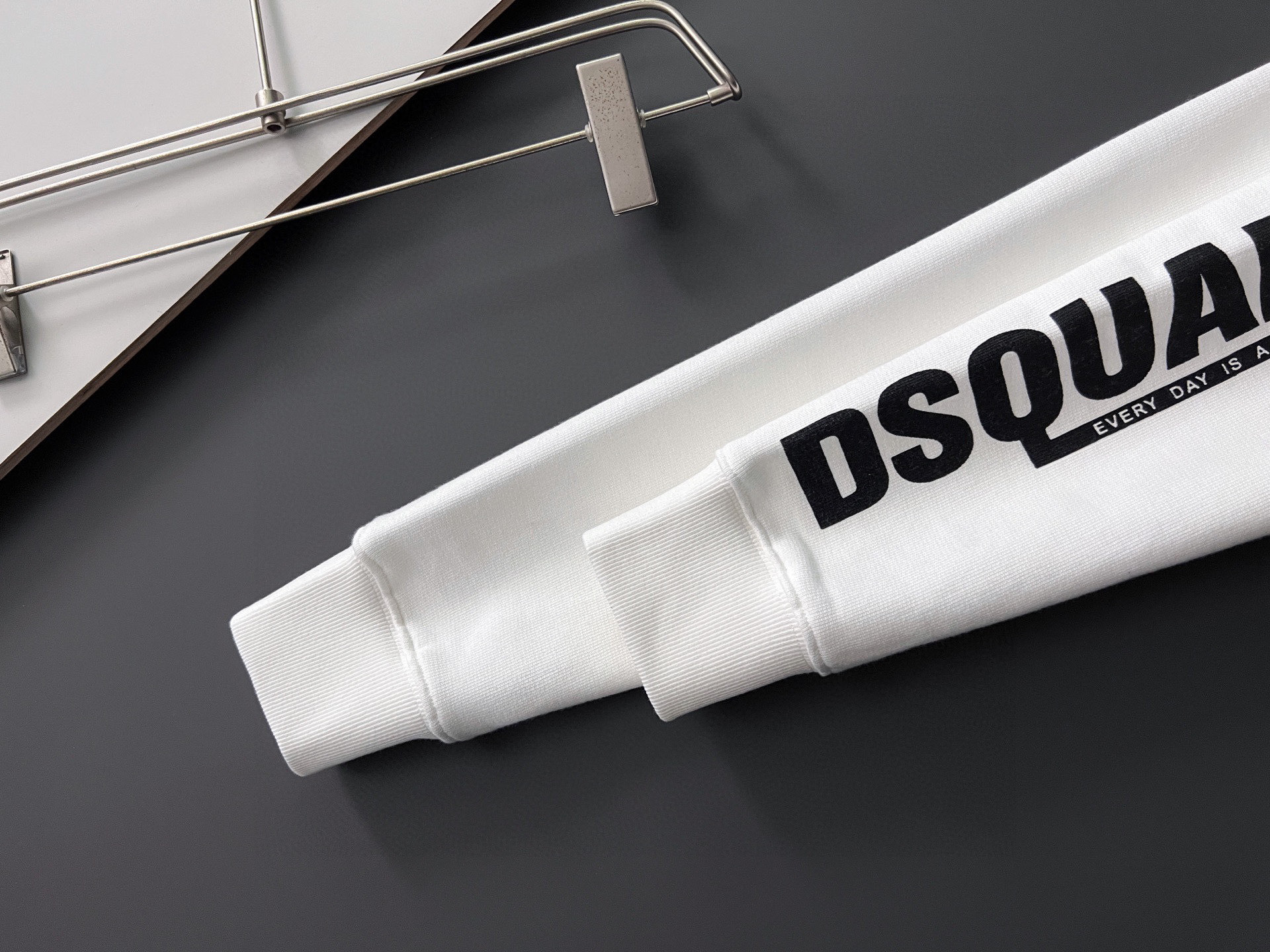 ）D2、2025Ss秋冬新款卫衣，精美工艺圆领款，特制纯棉400克面料升级水洗大毛圈、柔软贴身科技面料，