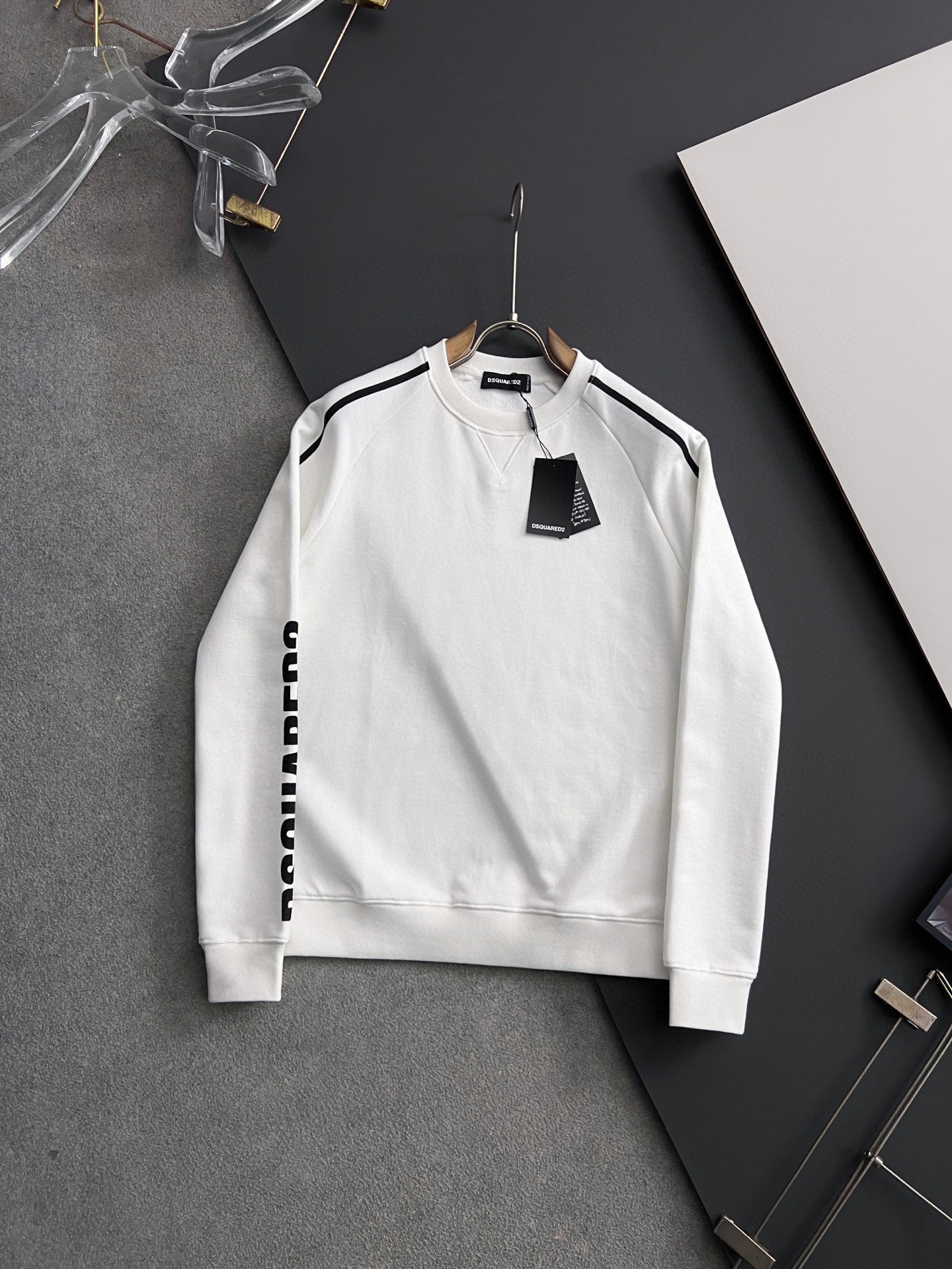 ）D2、2025Ss秋冬新款卫衣，精美工艺圆领款，特制纯棉400克面料升级水洗大毛圈、柔软贴身科技面料，