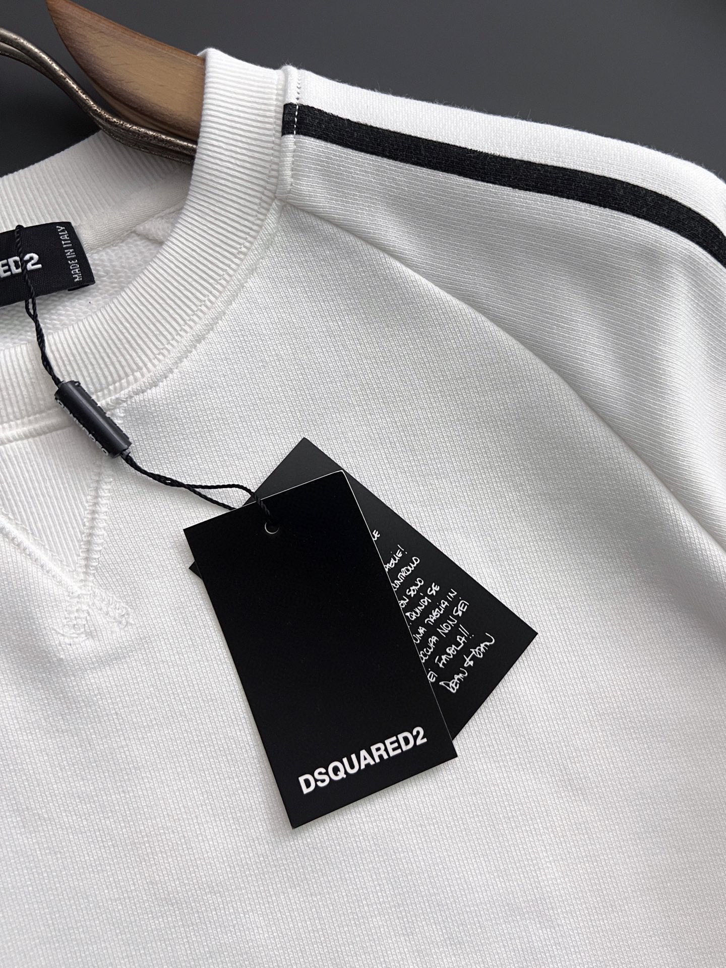 ）D2、2025Ss秋冬新款卫衣，精美工艺圆领款，特制纯棉400克面料升级水洗大毛圈、柔软贴身科技面料，