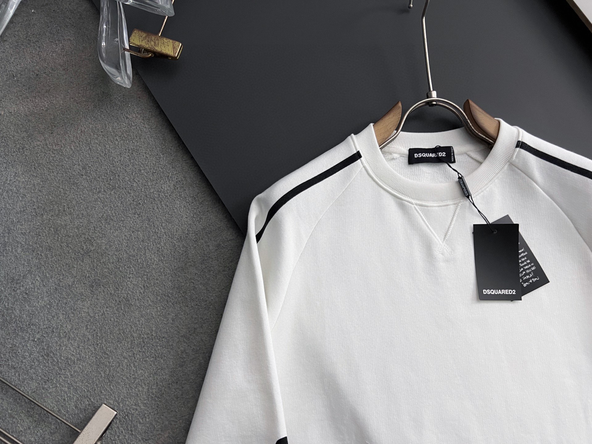 ）D2、2025Ss秋冬新款卫衣，精美工艺圆领款，特制纯棉400克面料升级水洗大毛圈、柔软贴身科技面料，