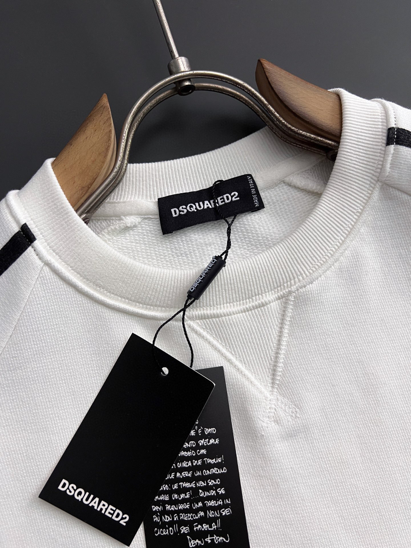 ）D2、2025Ss秋冬新款卫衣，精美工艺圆领款，特制纯棉400克面料升级水洗大毛圈、柔软贴身科技面料，