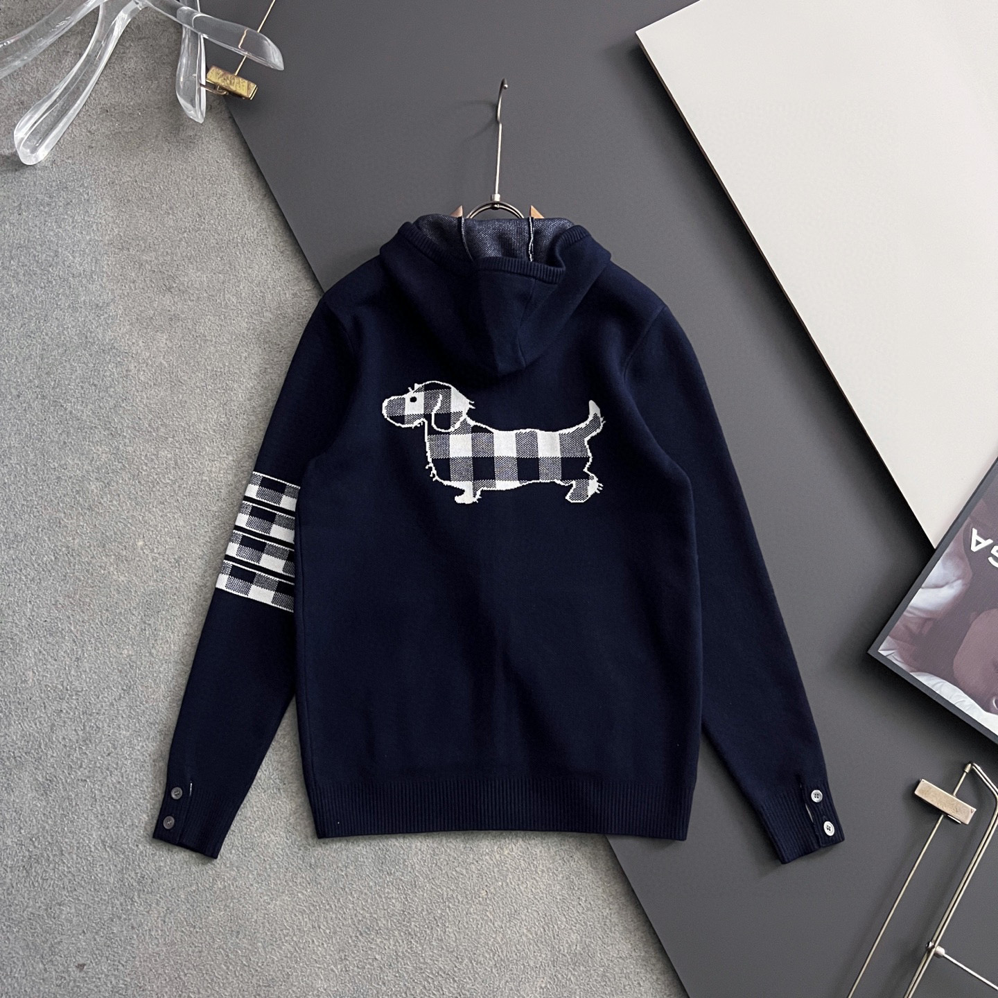 ）TB🌟2025Ss秋冬新款男女同款高克重针织开衫，配色标识条纹工艺设计！钩织标识条纹修饰，设计经典配色