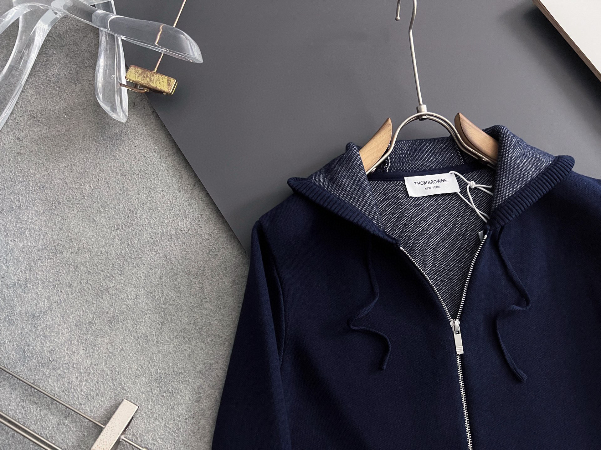 ）TB🌟2025Ss秋冬新款男女同款高克重针织开衫，配色标识条纹工艺设计！钩织标识条纹修饰，设计经典配色