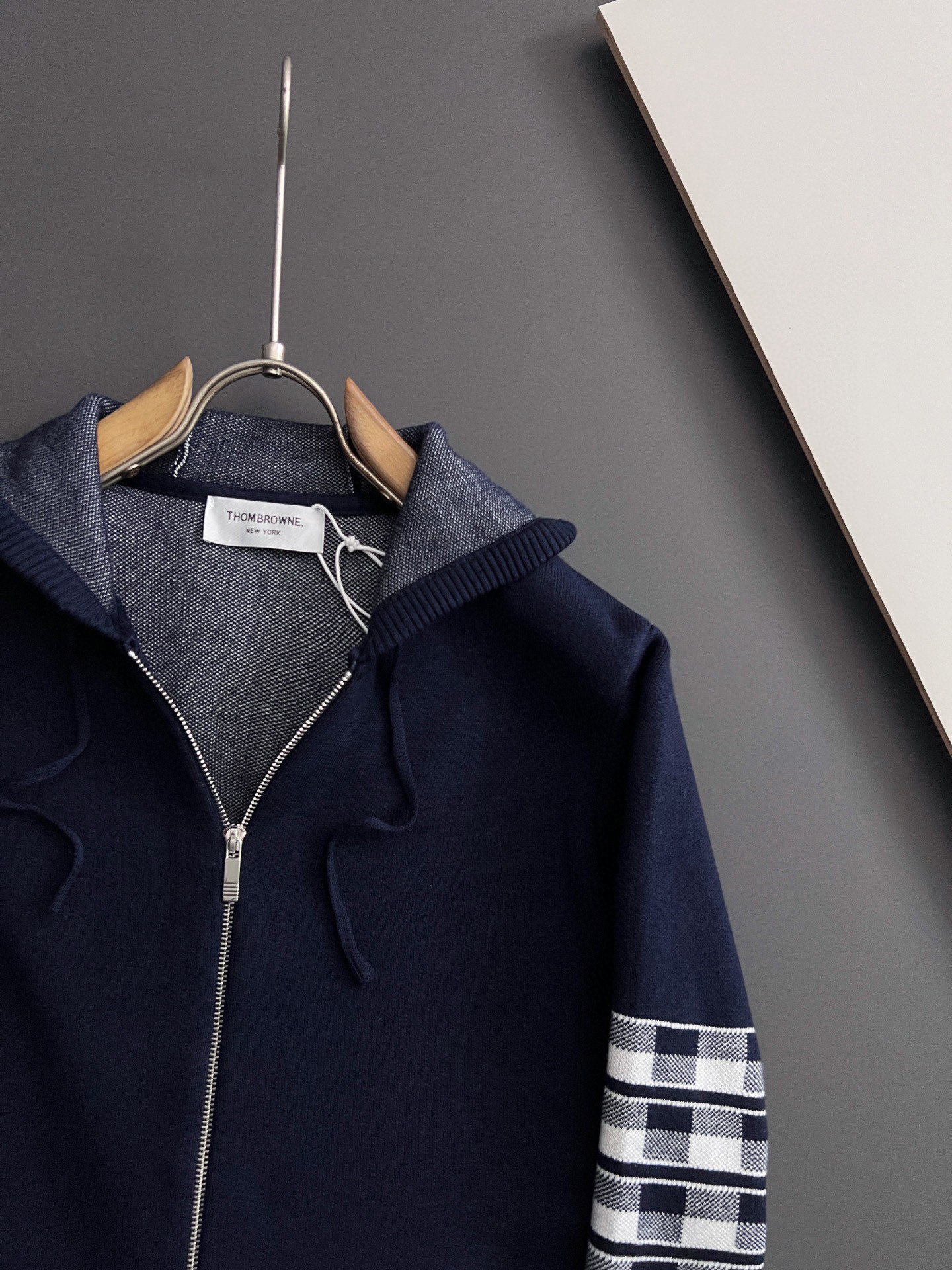 ）TB🌟2025Ss秋冬新款男女同款高克重针织开衫，配色标识条纹工艺设计！钩织标识条纹修饰，设计经典配色