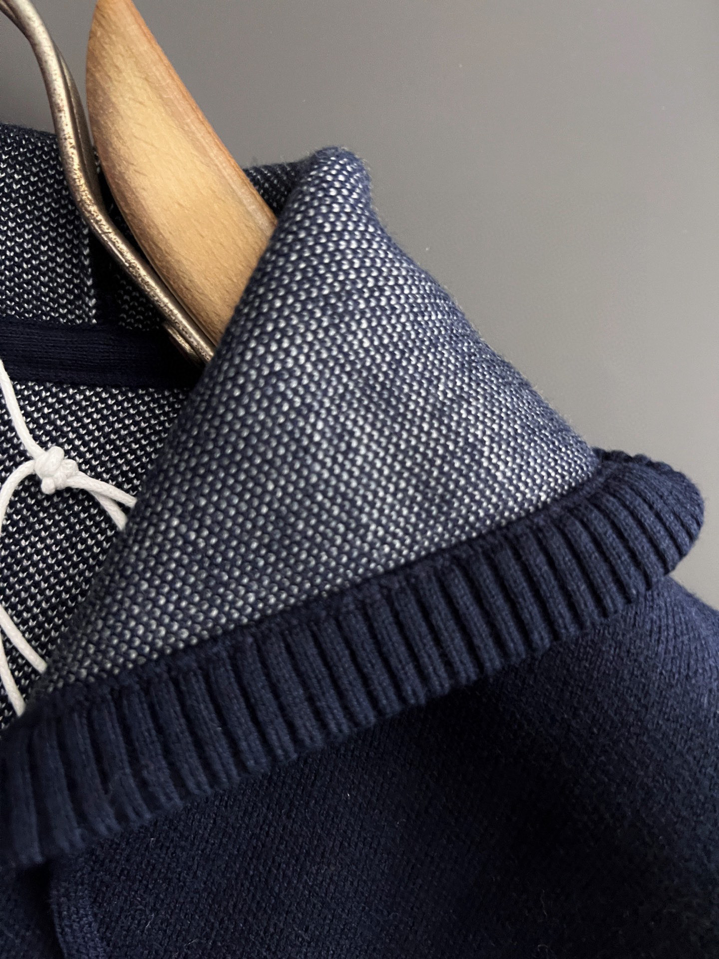 ）TB🌟2025Ss秋冬新款男女同款高克重针织开衫，配色标识条纹工艺设计！钩织标识条纹修饰，设计经典配色