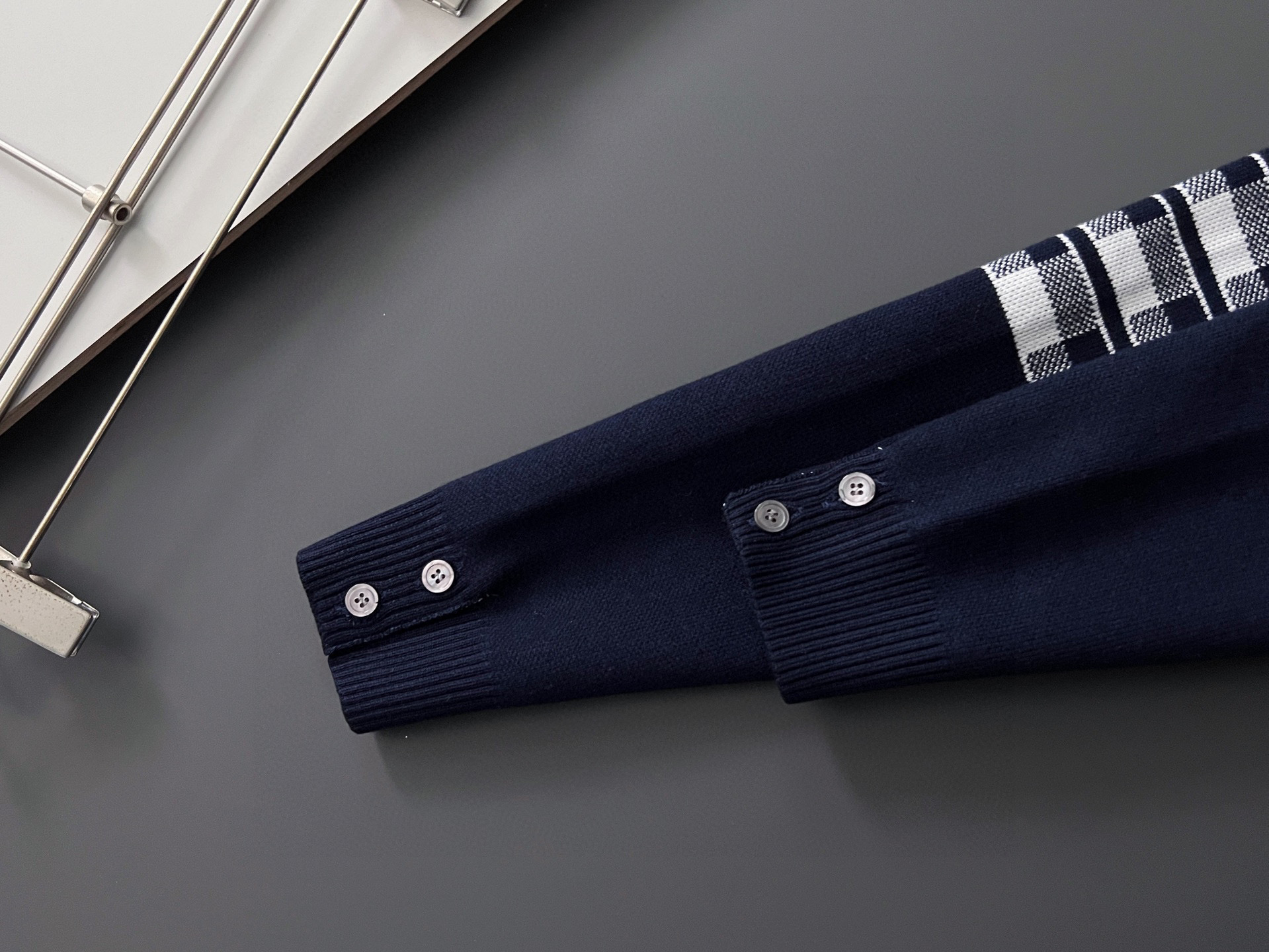 ）TB🌟2025Ss秋冬新款男女同款高克重针织开衫，配色标识条纹工艺设计！钩织标识条纹修饰，设计经典配色