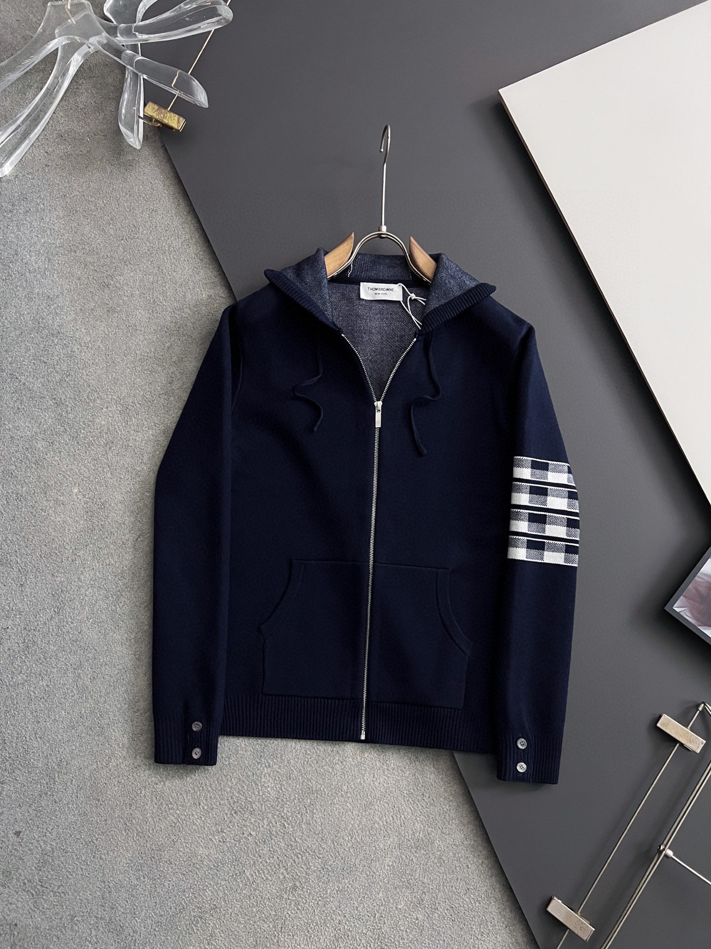 ）TB🌟2025Ss秋冬新款男女同款高克重针织开衫，配色标识条纹工艺设计！钩织标识条纹修饰，设计经典配色