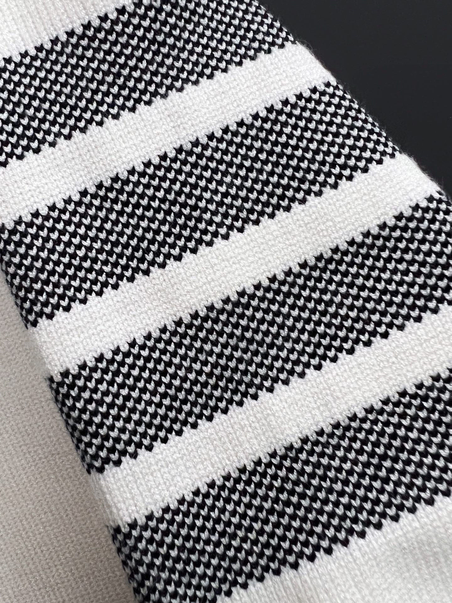 ）TB*、25ss最新款秋冬时尚毛衣7针织线、最顶级版黑色华夫格提针织log0纯色专柜款针织线衫圆领套头