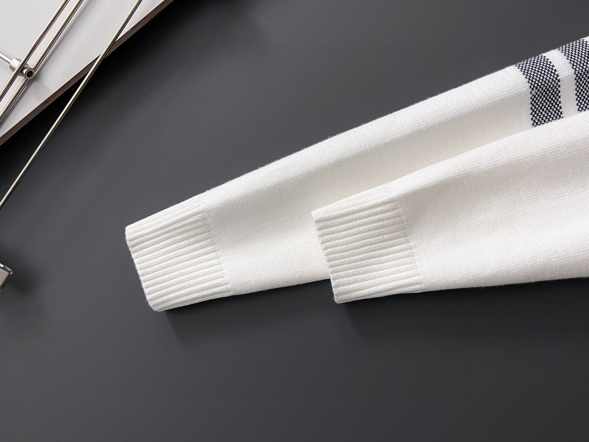 ）TB*、25ss最新款秋冬时尚毛衣7针织线、最顶级版黑色华夫格提针织log0纯色专柜款针织线衫圆领套头