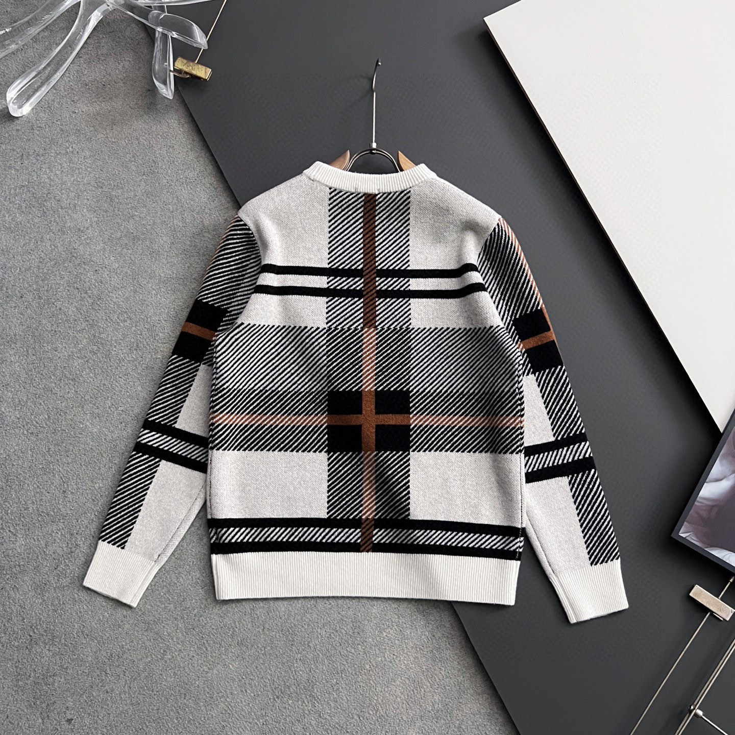 ）翻单出货Bur*🌟顶级版冬季羊绒衫（绵羊毛100%），此款毛衣甄选客供进口100％针织羊毛材质！面料手