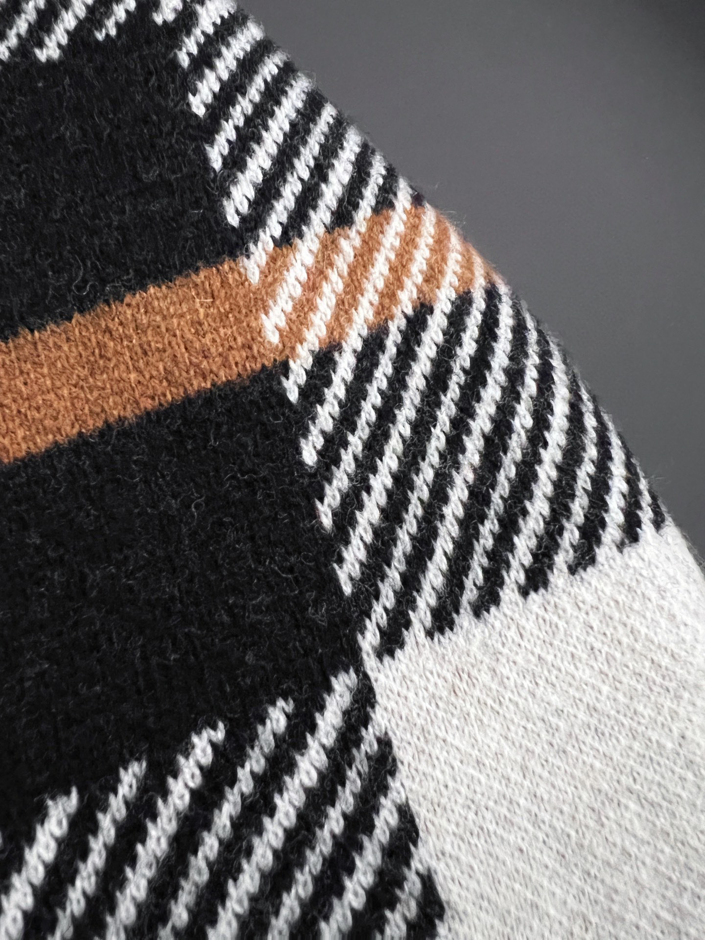 ）翻单出货Bur*🌟顶级版冬季羊绒衫（绵羊毛100%），此款毛衣甄选客供进口100％针织羊毛材质！面料手