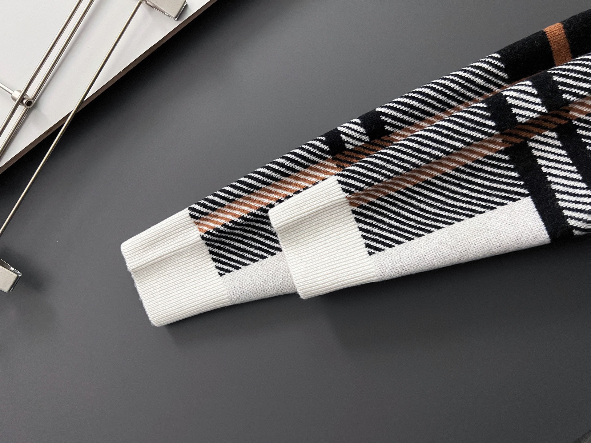 ）翻单出货Bur*🌟顶级版冬季羊绒衫（绵羊毛100%），此款毛衣甄选客供进口100％针织羊毛材质！面料手