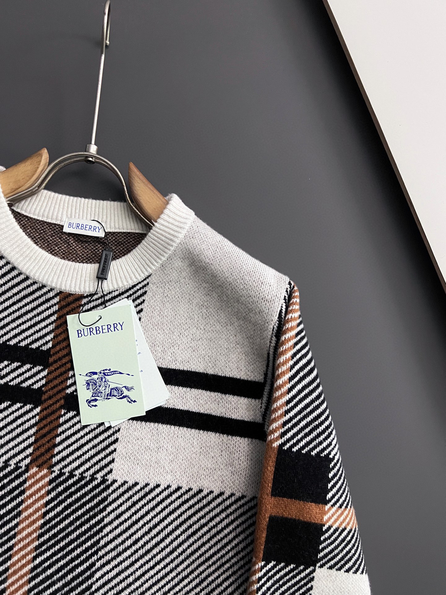 ）翻单出货Bur*🌟顶级版冬季羊绒衫（绵羊毛100%），此款毛衣甄选客供进口100％针织羊毛材质！面料手