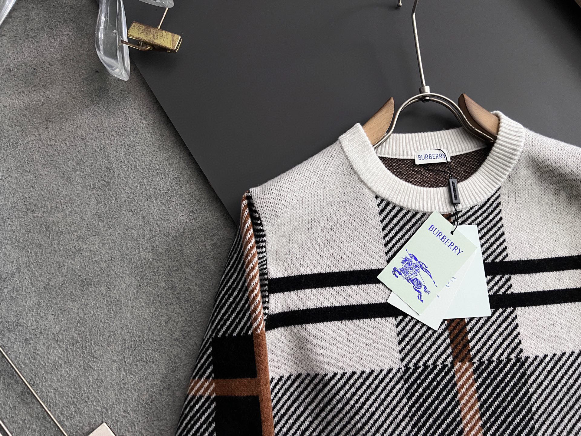 ）翻单出货Bur*🌟顶级版冬季羊绒衫（绵羊毛100%），此款毛衣甄选客供进口100％针织羊毛材质！面料手