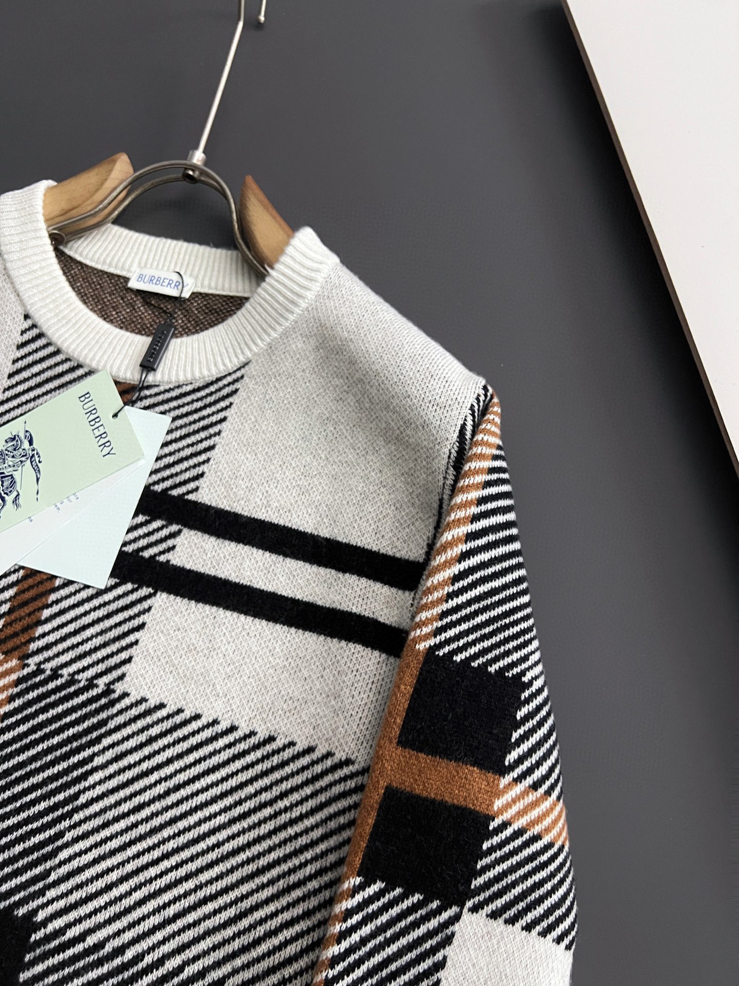 ）翻单出货Bur*🌟顶级版冬季羊绒衫（绵羊毛100%），此款毛衣甄选客供进口100％针织羊毛材质！面料手