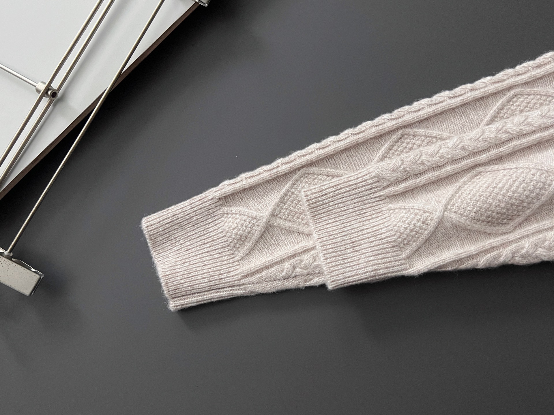 ）lP🆕*🌟顶级版冬季羊绒衫（绵羊毛100%），此款毛衣甄选客供进口100％针织羊毛材质！面料手感偏厚实