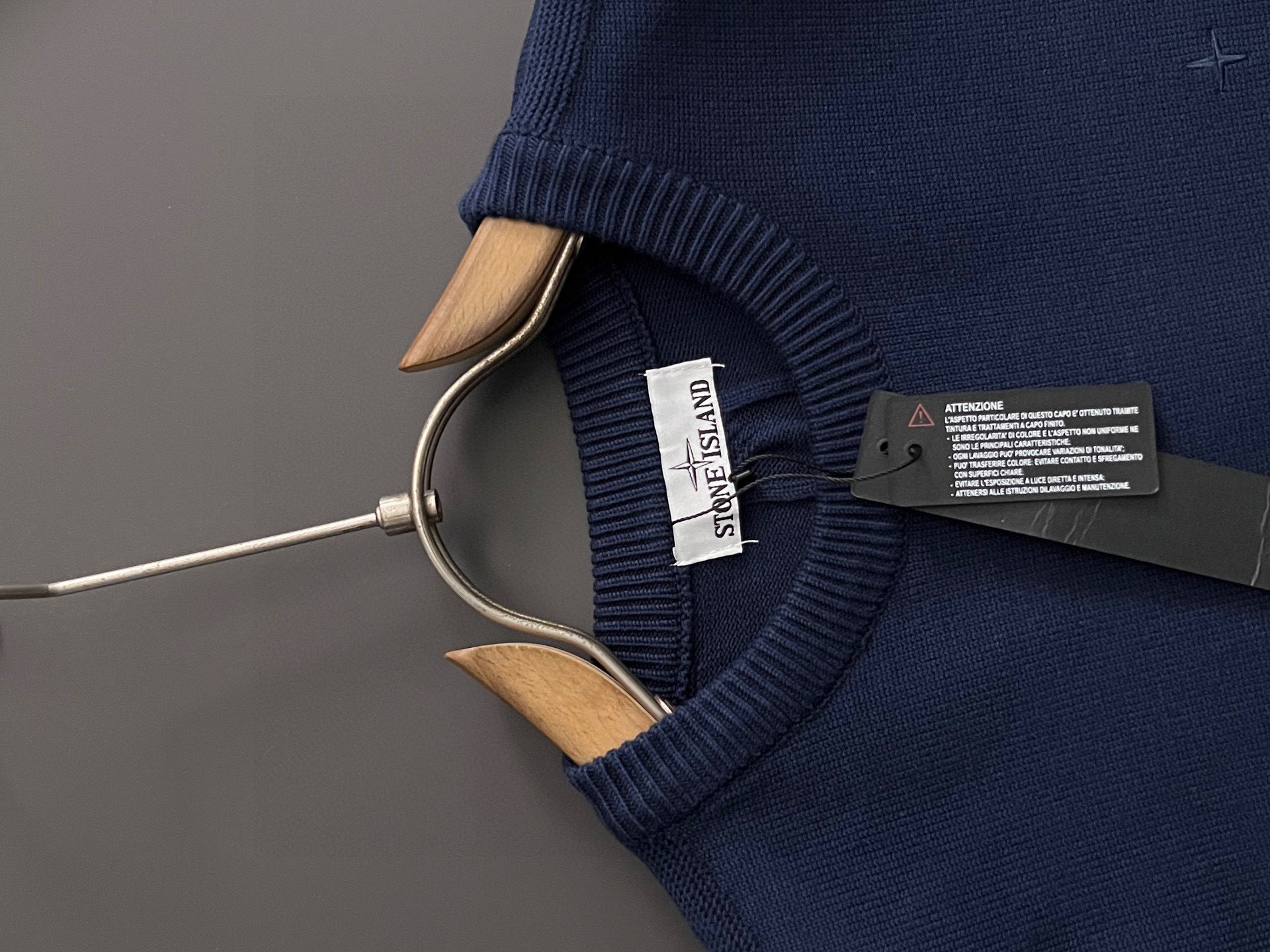 ）ST石头岛*、25ss最新款秋冬时尚毛衣7针织线、最顶级版黑色华夫格提针织log0纯色专柜款针织线衫圆