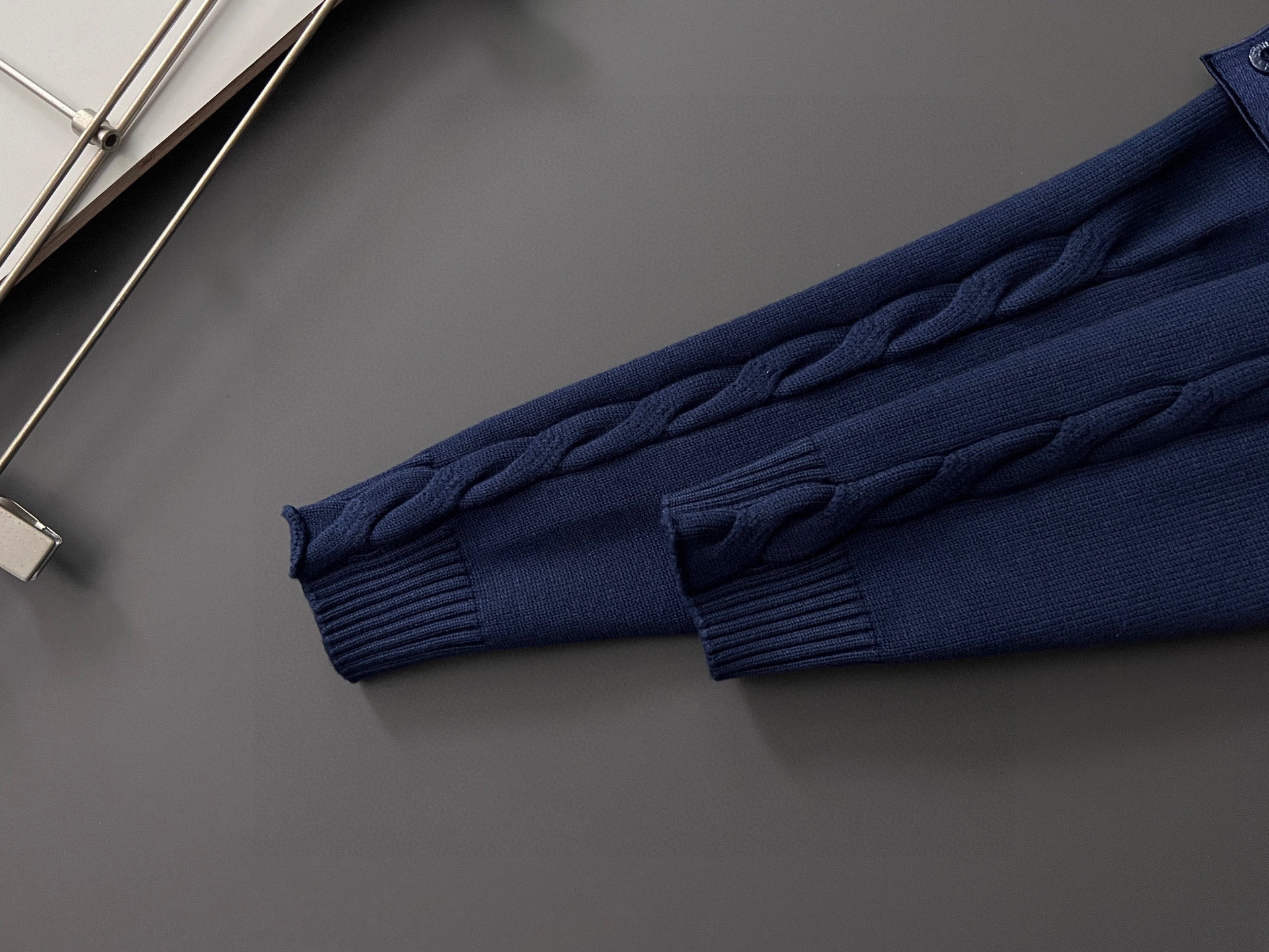 ）ST石头岛*、25ss最新款秋冬时尚毛衣7针织线、最顶级版黑色华夫格提针织log0纯色专柜款针织线衫圆