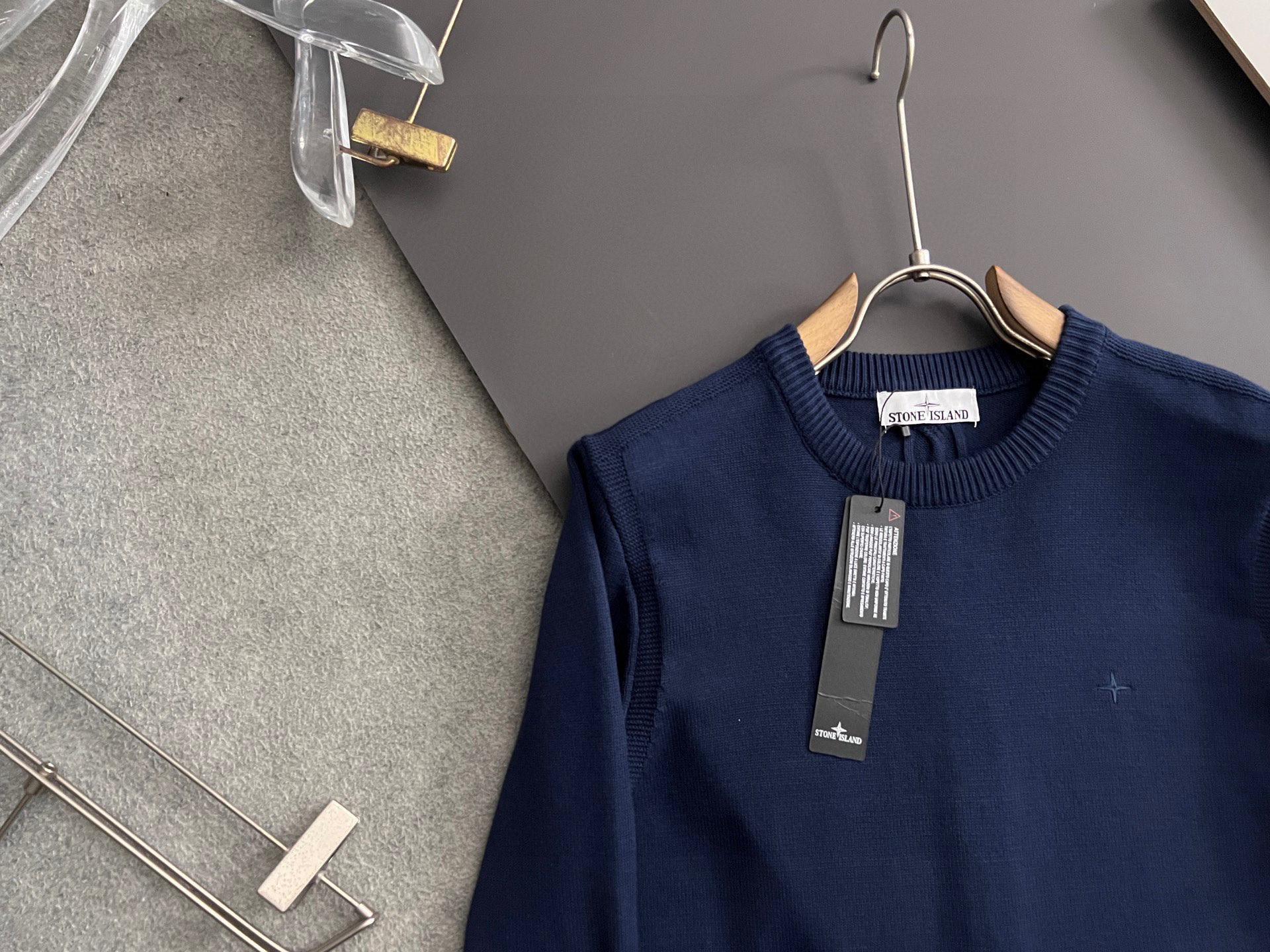 ）ST石头岛*、25ss最新款秋冬时尚毛衣7针织线、最顶级版黑色华夫格提针织log0纯色专柜款针织线衫圆