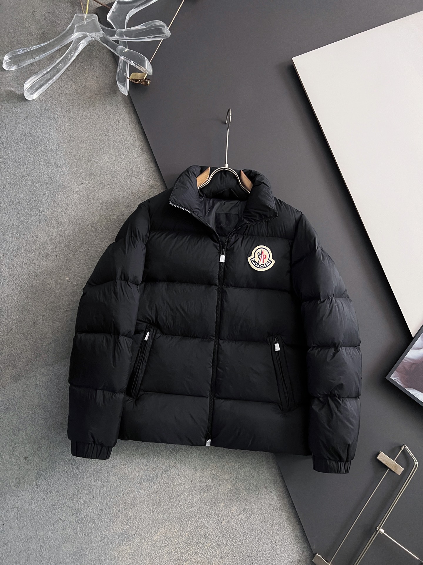 NO:623426,Mon*Goose Down* 2025 Autumn and Winter New Down Jacket. Original classic men's jacket. Fully imported original customization. Welcome to compare at the counter. The fabric texture is high-end and delicate, and the shape is perfect. The brand's classic retro plaid is used inside, the sleeves are designed with pockets, and a full set of accessories is equipped. The upper body is simple and elegant!  Size 48-58,,jackets & coats,down jacket,alexander wang19860909Mon*鹅绒* 2025秋冬新款羽绒服 原版经典男士外套 全进口原版定制欢迎专柜对比,面料质感高档细腻,版型完美,里面采用品牌经典的复古格纹,袖子工装口袋设计,全套辅料配备是,上身简单大气！ 尺码48-58,,jackets & coats,down jacket,alexander wang,Men's clothing