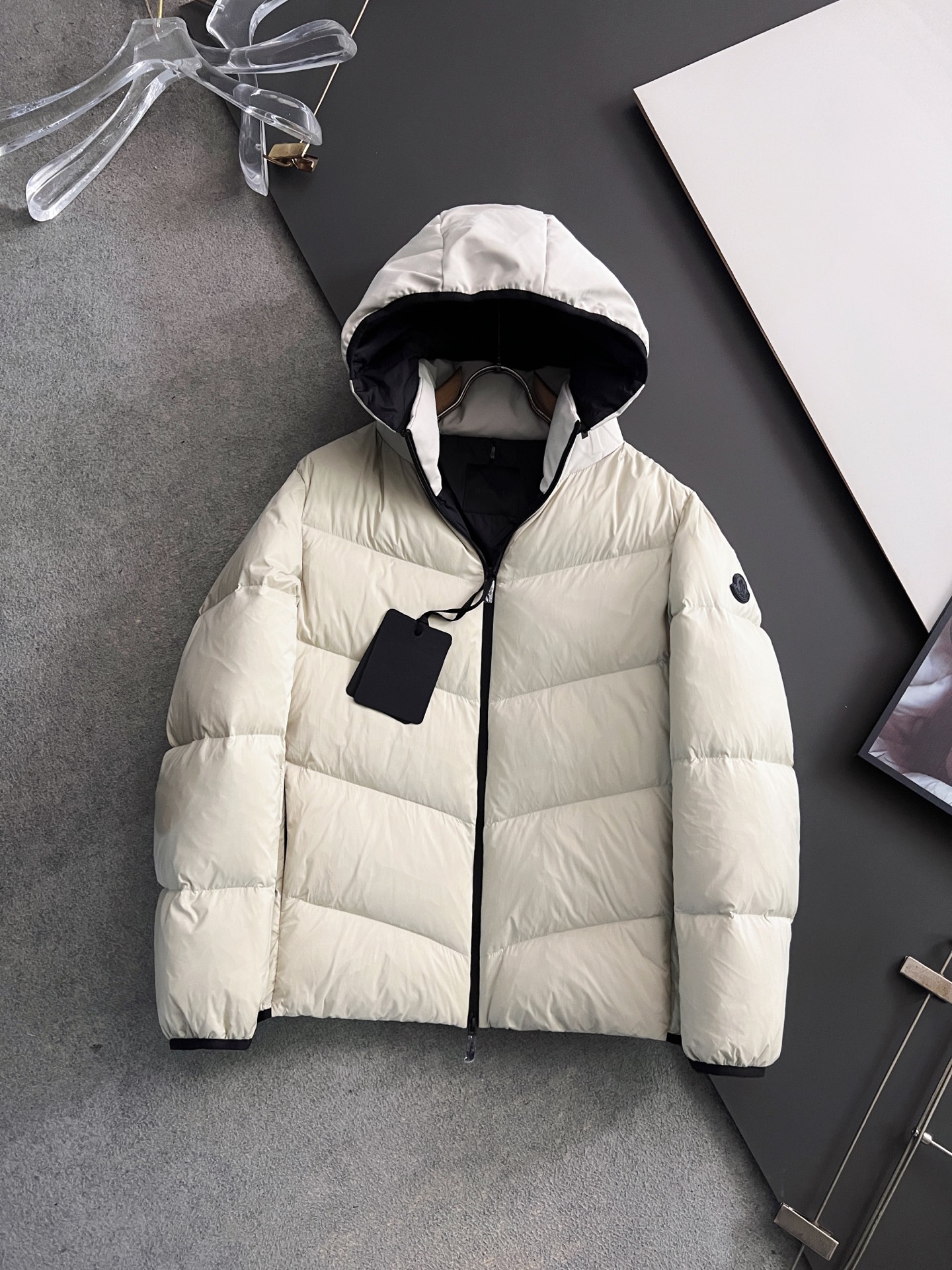 NO:623421,The top version of Mon*Goose Down* 2025 Autumn and Winter New Down Jacket. Original classic men's jacket. Fully imported original customization. Welcome to compare at the counter. The fabric texture is high-end and delicate, and the shape is perfect. The brand's classic retro plaid is used inside, the sleeves are designed with pockets, and a full set of accessories is equipped. The upper body is simple and elegant!  Size 48-56,,jackets & coats,down jacket,alexander wang19860909顶配版Mon*鹅绒* 2025秋冬新款羽绒服 原版经典男士外套 全进口原版定制欢迎专柜对比,面料质感高档细腻,版型完美,里面采用品牌经典的复古格纹,袖子工装口袋设计,全套辅料配备是,上身简单大气！ 尺码48-56,,jackets & coats,down jacket,alexander wang,Men's clothing