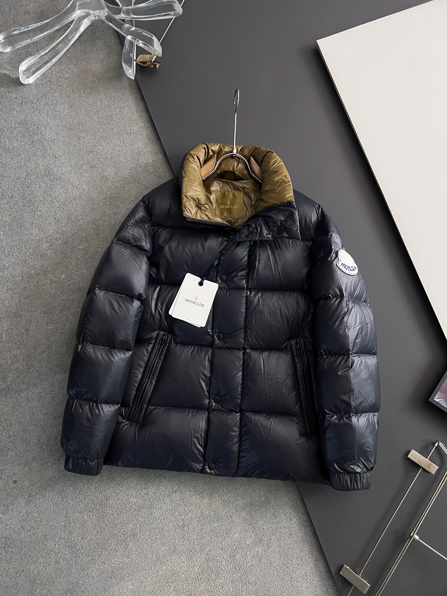 NO:655057,The top version of Mon*Goose Down* 2025 Autumn and Winter New Down Jacket. Original classic men's jacket. Fully imported original customization. Welcome to compare at the counter. The fabric texture is high-end and delicate, and the shape is perfect. The brand's classic retro plaid is used inside, the sleeves are designed with pockets, and a full set of accessories is equipped. The upper body is simple and elegant!  Size 48-56,,jackets & coats,down jacket,alexander wang19860909顶配版Mon*鹅绒* 2025秋冬新款羽绒服 原版经典男士外套 全进口原版定制欢迎专柜对比,面料质感高档细腻,版型完美,里面采用品牌经典的复古格纹,袖子工装口袋设计,全套辅料配备是,上身简单大气！ 尺码48-56,,jackets & coats,down jacket,alexander wang,Men's clothing