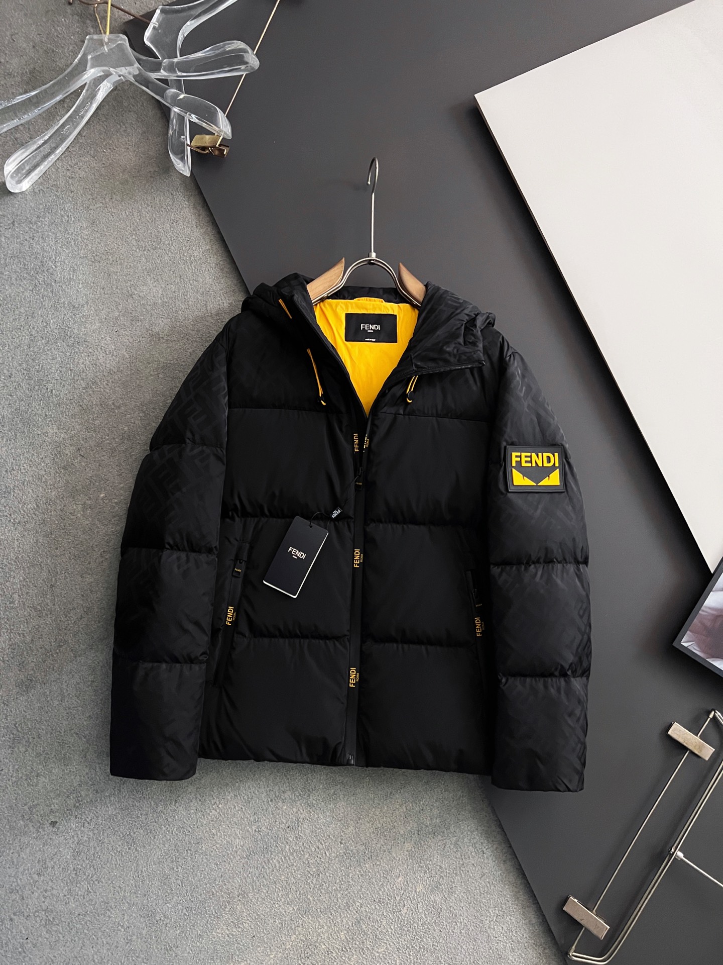 NO:623431,The top version of Fend* Goose Down* 2025 Autumn and Winter New Down Jacket. Original classic men's jacket. Fully imported original customization. Welcome to compare at the counter. The fabric texture is high-end and delicate, and the version is perfect. The brand's classic retro plaid is used inside, the sleeves are designed with pockets, and a full set of accessories is equipped. The upper body is simple and elegant!  Size 48-56,,fendi,jackets & coats,down jacket,alexander wang19860909顶配版Fend*鹅绒* 2025秋冬新款羽绒服 原版经典男士外套 全进口原版定制欢迎专柜对比,面料质感高档细腻,版型完美,里面采用品牌经典的复古格纹,袖子工装口袋设计,全套辅料配备是,上身简单大气！ 尺码48-56,,fendi,jackets & coats,down jacket,alexander wang,Men's clothing