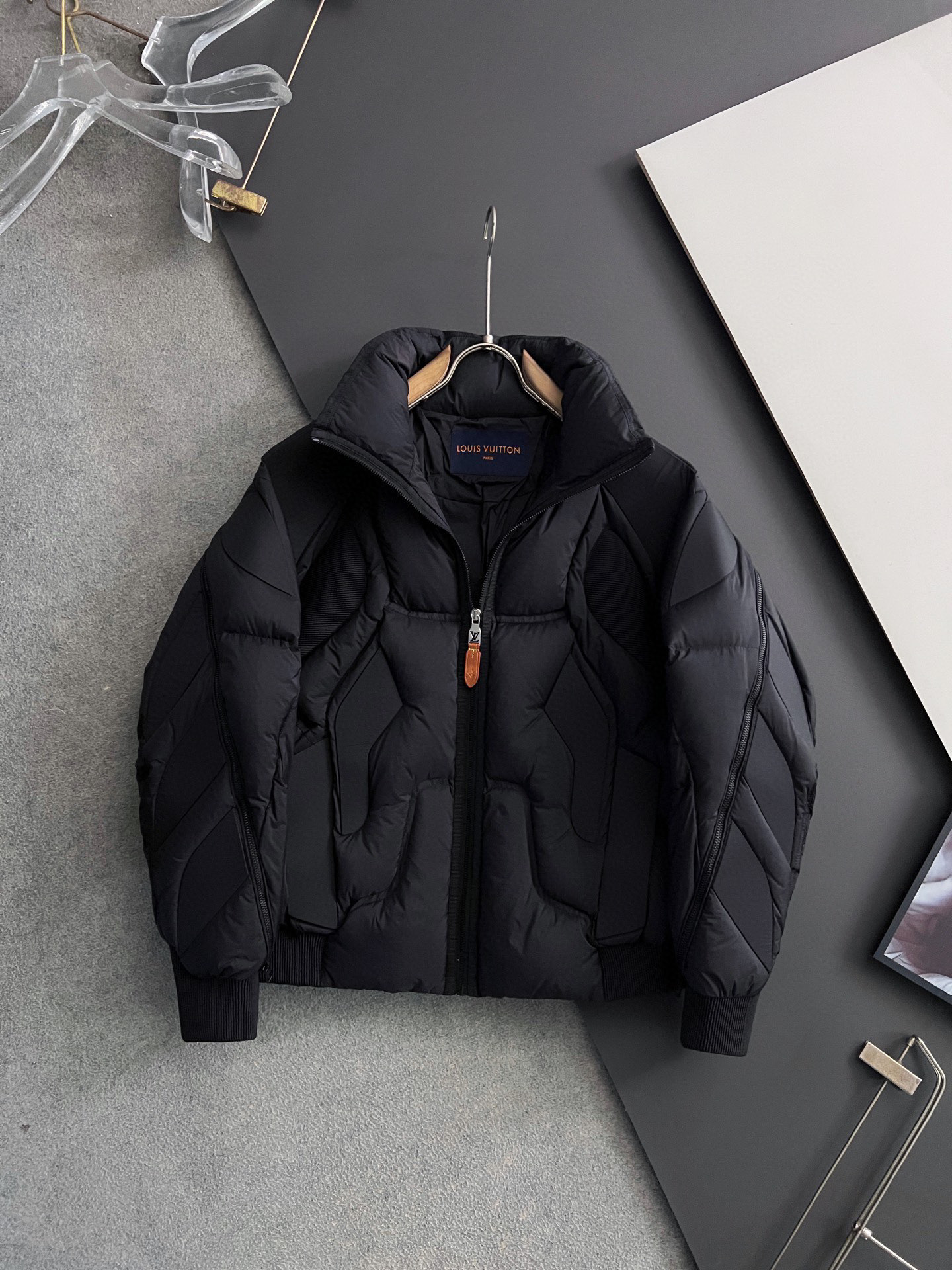 NO:655050,Bang Bang Bang 1V (goose down) Black Warrior mechanical high-end design official website 2025 autumn and winter new down jacket. This is known as the most high-end down jacket in the world, all 90 down, complete with three labels and a classic logo combination. At first sight, it is full of visual impact, with better thermal insulation performance, light and not heavy, and the loft recovery after compression is good, and it can gather heat and lock in temperature!  Personalized color matching design, fresh and energetic!  There are too many versions circulating in the market. In addition to the different fabrics and workmanship, the biggest difference is that the filling is not goose down at all but feather silk or velvet, etc., and it is not easy to distinguish for those who don’t understand. In addition, the fabrics and workmanship are definitely not of the same level. In short, look for us and you will never go astray. All the exclusive full colors are purchased from genuine development. If you understand the quality of our down jackets, you can safely recommend it with your eyes closed. The three standards are complete!  Uniform series for men and women!  Size 48-56,,down jacket,alexander wang19860909爆爆爆1V（鹅绒）黑武士机械感高端设计官网款2025秋冬新款羽绒服.这款号称羽绒服届最高端的,全部 90 绒的三标齐全带着经典的Logo组合搭配,第一眼看到就是满满的视觉冲击,保暖性能更出色,轻便不厚重,且压缩后的蓬松度恢复性好,聚热锁温！个性的拼色设计,清新有活力！市面流通的版本实在太多了,除了面料做工不同外,最大的区别就是填充物根本不是鹅绒而是羽丝或手感绒等等,而不懂的根本不容易区分.另外面料和做工也绝对不是一个级别,总之认准我们,让你绝对不跑偏,独家全色全部购入正版开发,懂我们家羽绒服质量的,完全可以放心闭眼推.三标齐全！男女同款系列！码数48-56,,down jacket,alexander wang,Men's clothing