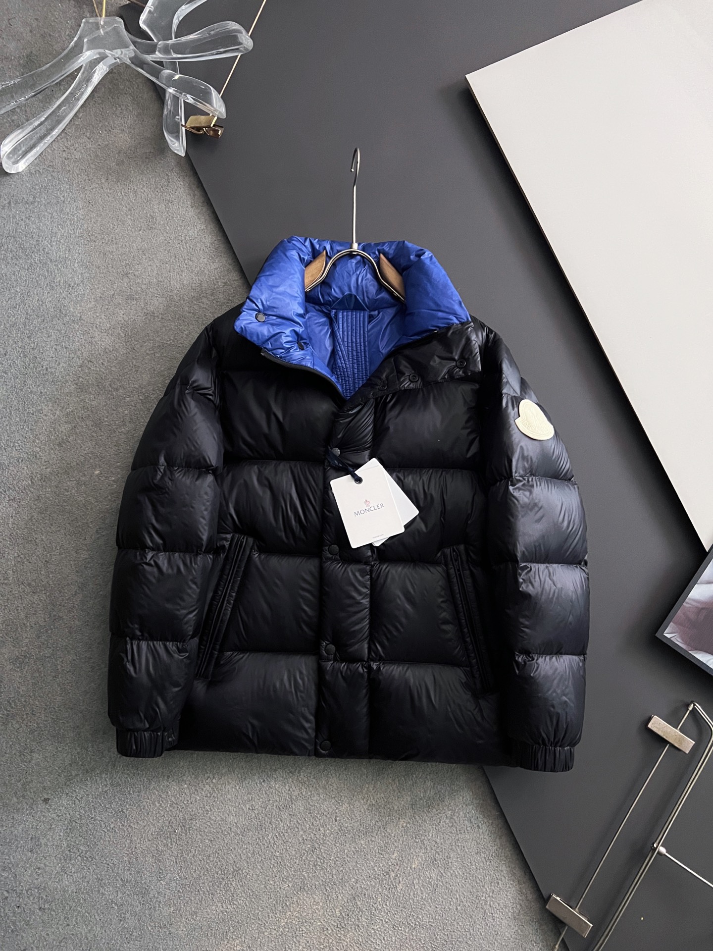 NO:655047,Mon*Goose Down* 2025 Autumn and Winter New Down Jacket. Original classic men's jacket. Fully imported original customization. Welcome to compare at the counter. The fabric texture is high-end and delicate, and the shape is perfect. The brand's classic retro plaid is used inside, the sleeves are designed with pockets, and a full set of accessories is equipped. The upper body is simple and elegant!  Size 48-56,,jackets & coats,down jacket,alexander wang19860909Mon*鹅绒* 2025秋冬新款羽绒服 原版经典男士外套 全进口原版定制欢迎专柜对比,面料质感高档细腻,版型完美,里面采用品牌经典的复古格纹,袖子工装口袋设计,全套辅料配备是,上身简单大气！ 尺码48-56,,jackets & coats,down jacket,alexander wang,Men's clothing