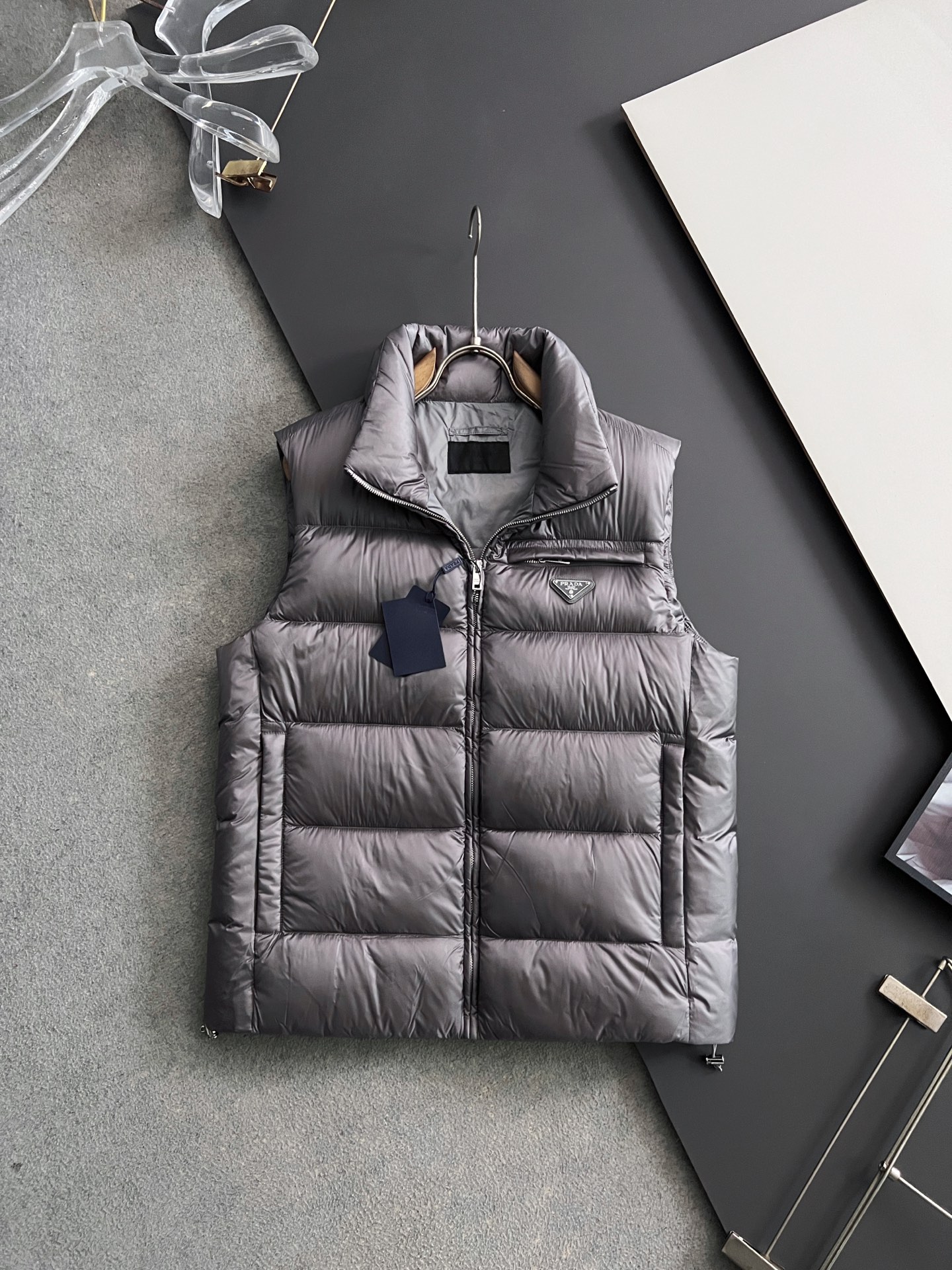 NO:655041,Prad* Goose Down Vest* 2025 Autumn and Winter New Down Jacket Original Classic Men's Jacket Fully imported original customization Welcome to compare at the counter. The fabric texture is high-end and delicate, and the shape is perfect. The brand's classic retro plaid is used inside, the sleeves are designed with pockets, and a full set of accessories is equipped. The upper body is simple and elegant!  Size 48-56,,prada,jackets & coats,down jacket,alexander wang19860909Prad*鹅绒马甲* 2025秋冬新款羽绒服 原版经典男士外套 全进口原版定制欢迎专柜对比,面料质感高档细腻,版型完美,里面采用品牌经典的复古格纹,袖子工装口袋设计,全套辅料配备是,上身简单大气！ 尺码48-56,,prada,jackets & coats,down jacket,alexander wang,Men's clothing